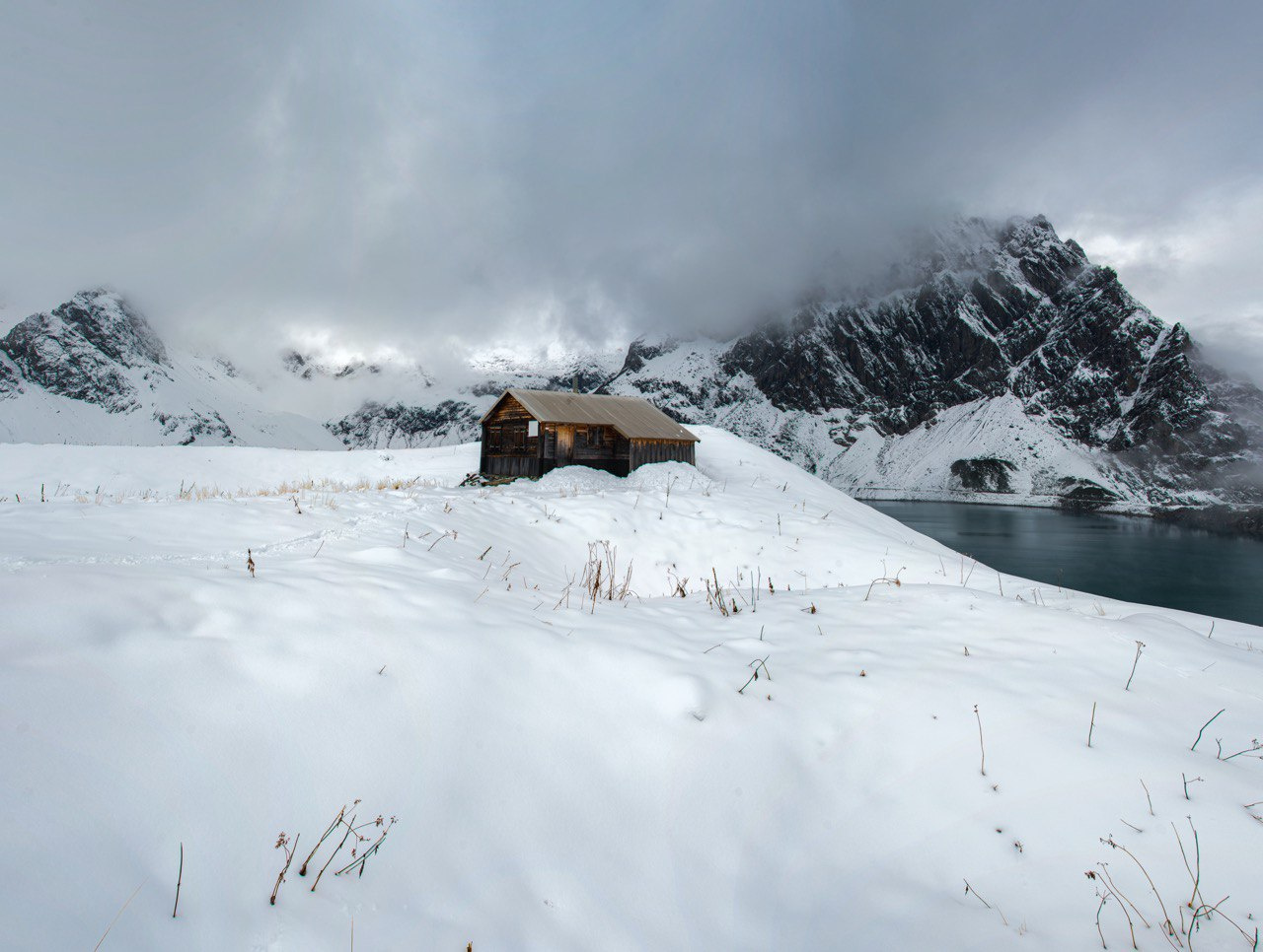 Домик у озера Дом горы зима снег пейзаж озеро туман гора природа