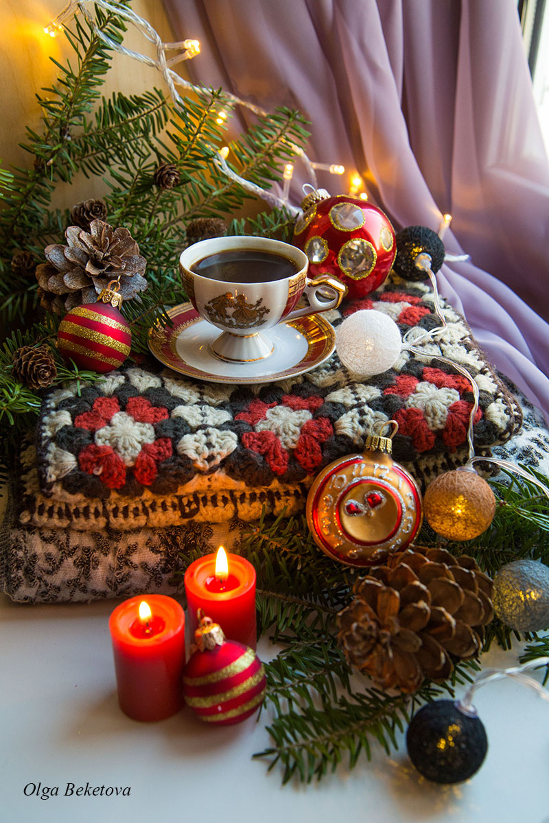 Чашечка кофе, теплый шарф и уютные огоньки чашка шары елка ветви шарф шишки лампочки