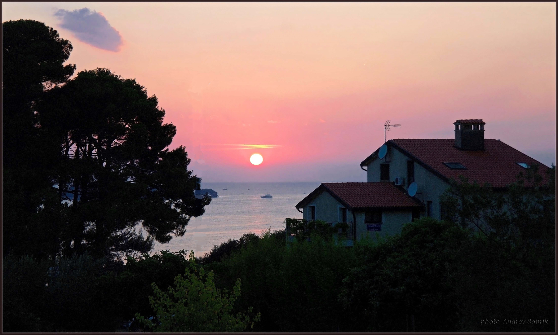 Закат из окна Хорватия Ровинь море дом солнце дорожка закат остров деревья