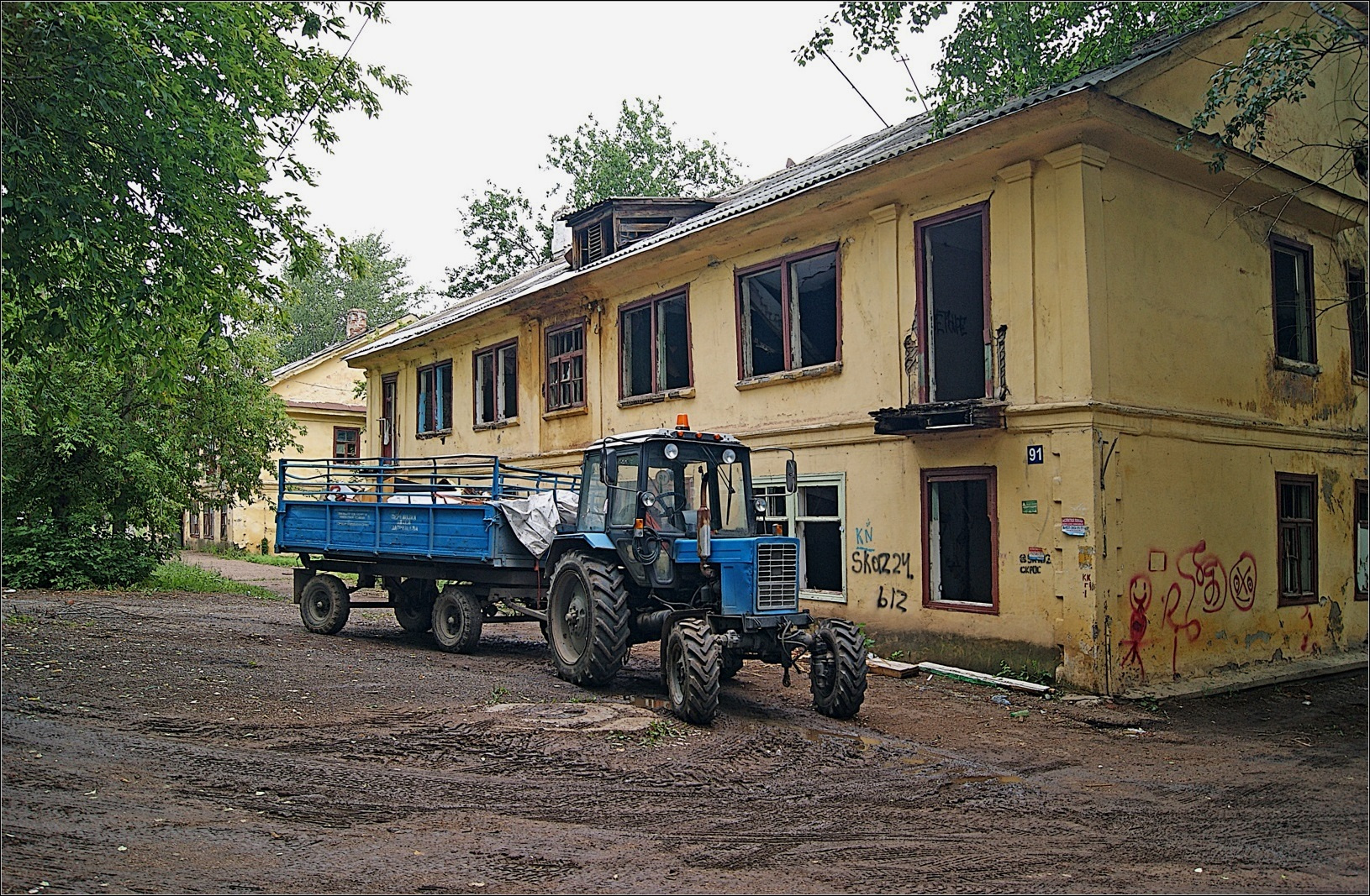 Трактор с тележкой (2) дом под снос трактор Беларус