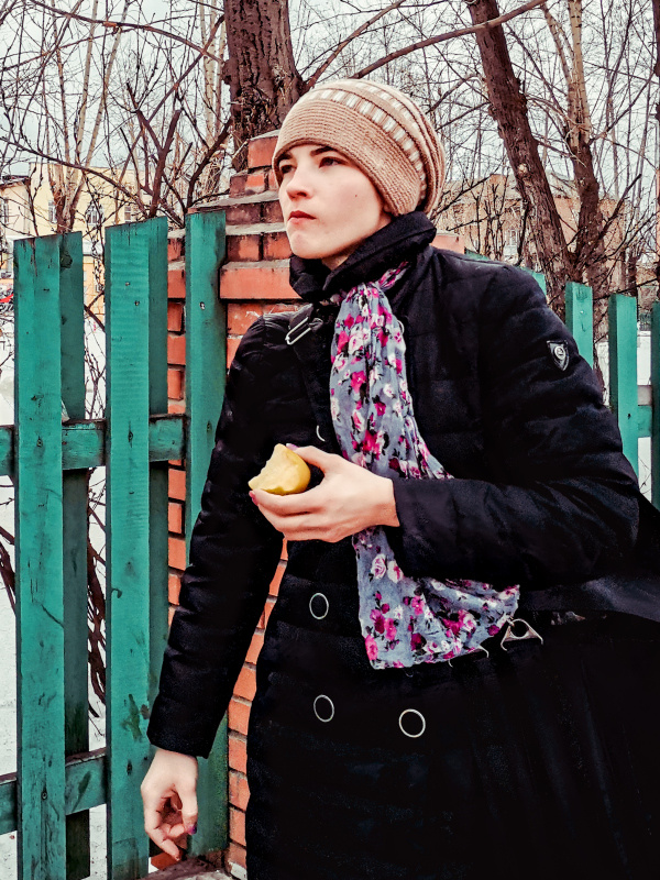 Девушка с яблоком 2021 стрит фото улица люди фотограф наблюдатель экзистенция город будни день Россия яблоко девушка еда вкусно