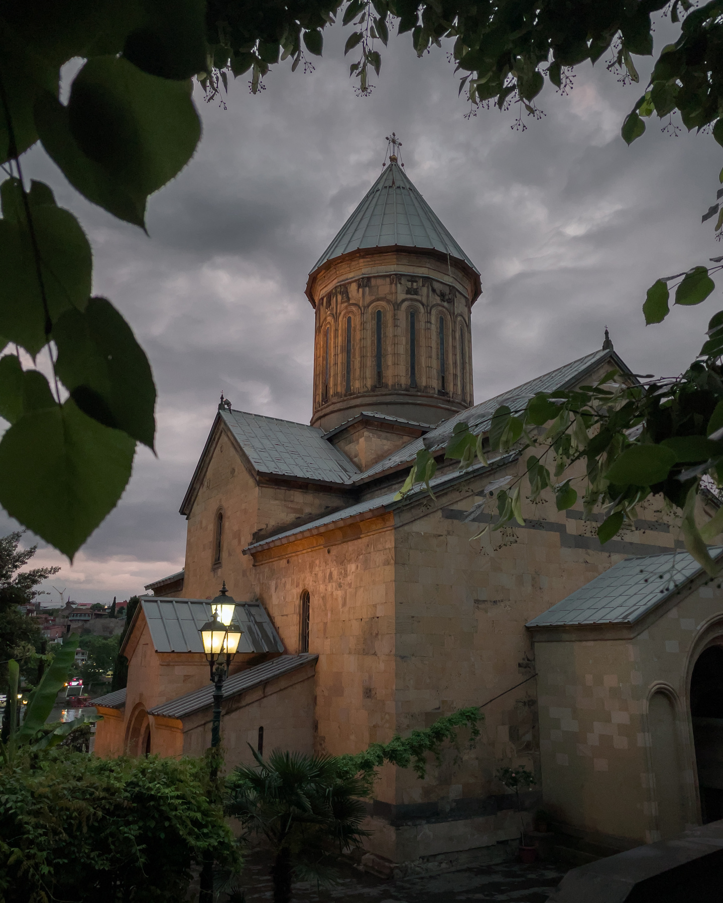 Вечер в Тбилиси Тбилиси Грузия путешествие архитектура город городской пейзаж уличная фотография iphone 12 pro церковь храм православие религия