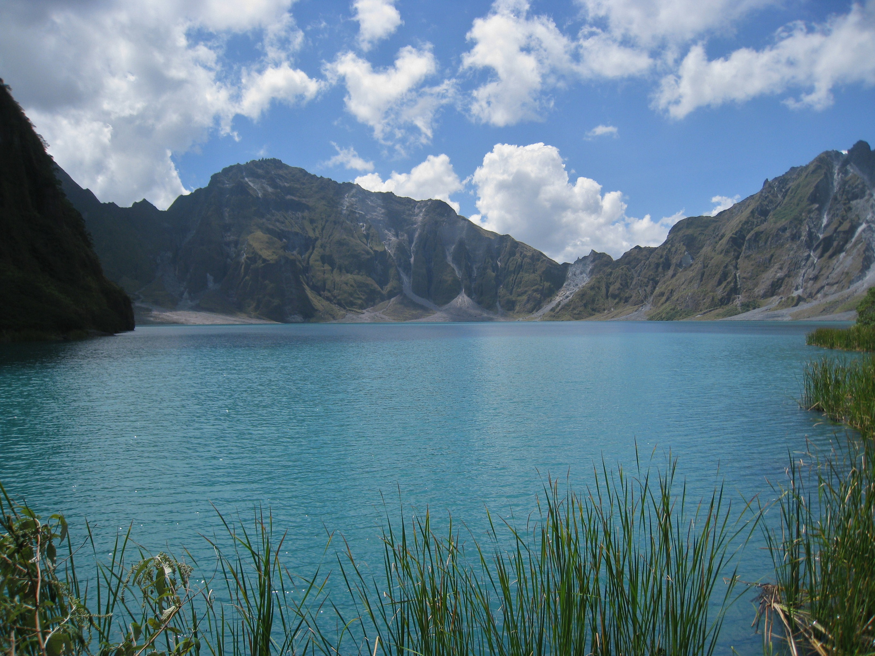 Озеро в кратере вулкана Пинатубо. Филиппины вулкан кратер горы скалы