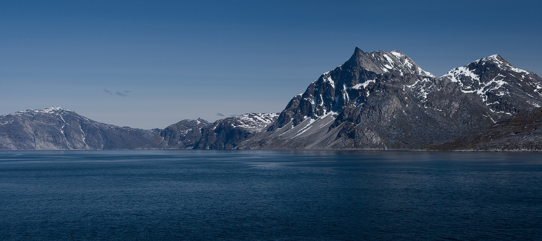 Под чистым небом гренландия  фьорд  godthab  море  горы  девушка  корабль  