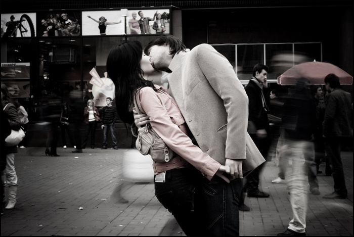 Поцелуй недалеко от киевской мэрии город, Киев, поцелуй, Анри Картье-Брессон