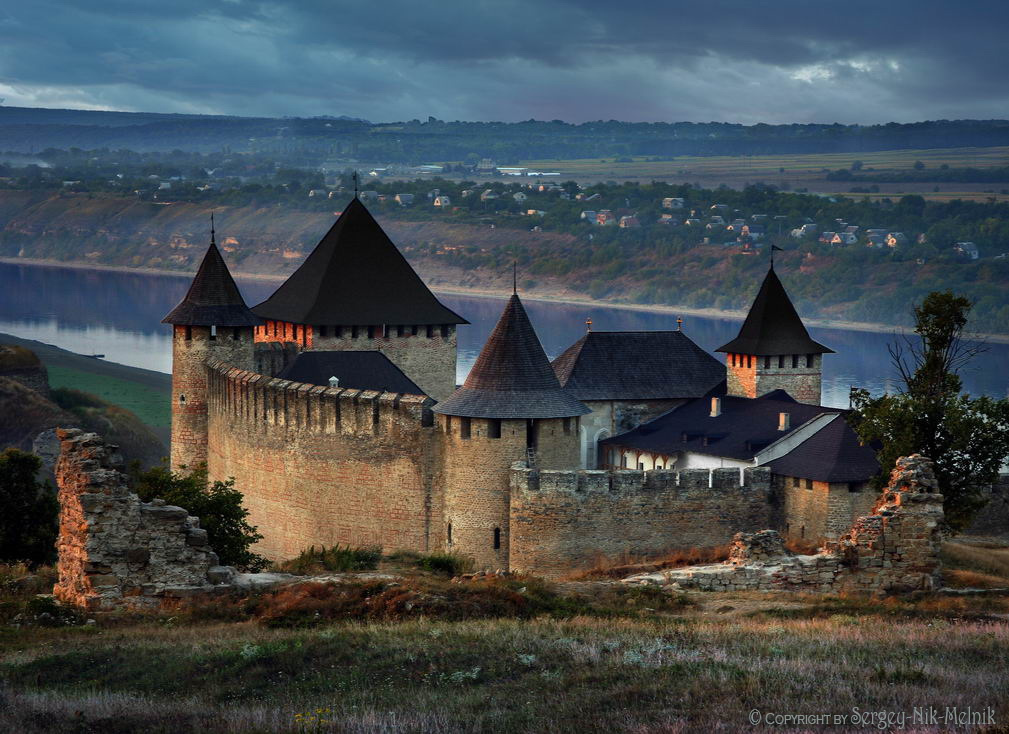 Последний луч света над замком в Хотине замок крепость украина хотин сумерки туман