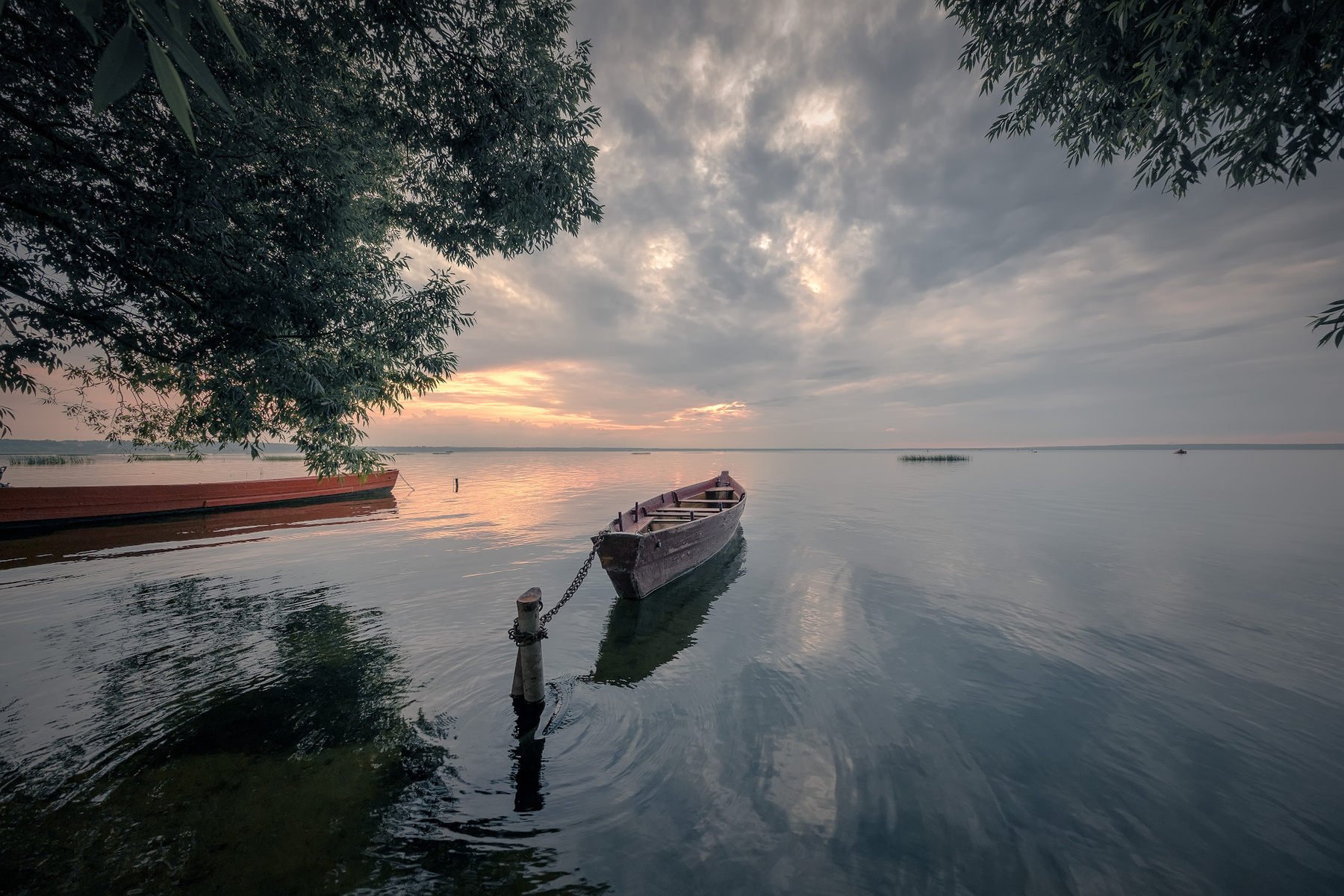 Лодки на закате озеро лодки закат деревья облака пейзаж природа переславль плещеево