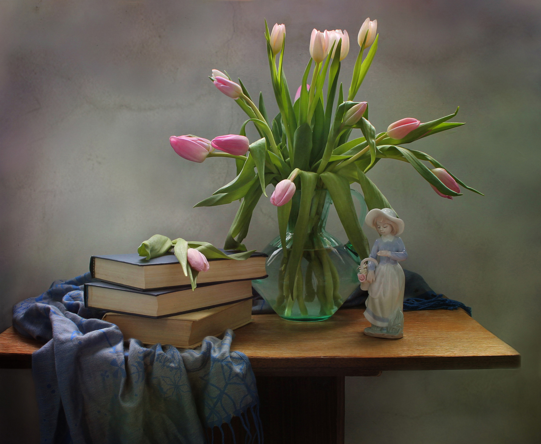 О весне... тюльпаны цветы фарфор статуэтка книги