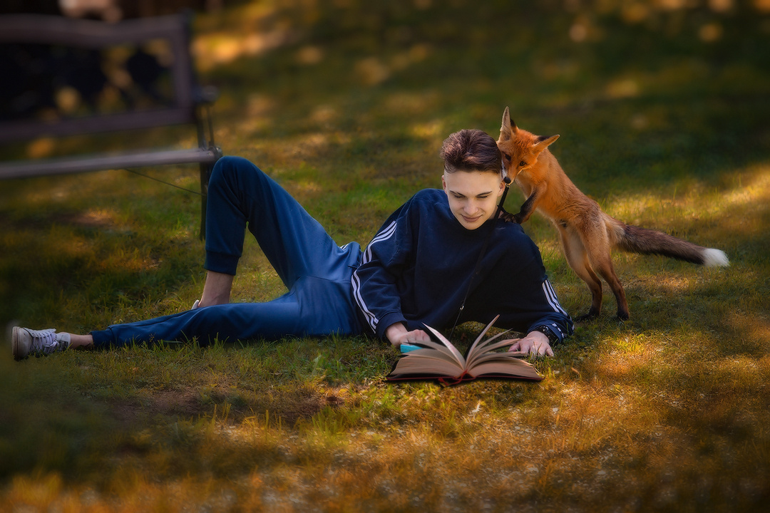 Антуан де Сент-Экзюпери читает знакомому лису сказку "Маленький принц" 