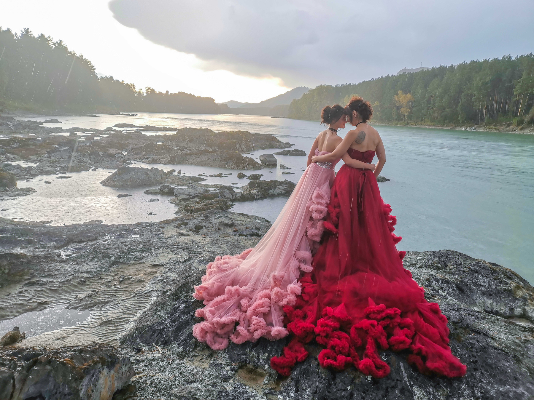 На берегу fotomzk платья красное розовое девушки природа река Алтай