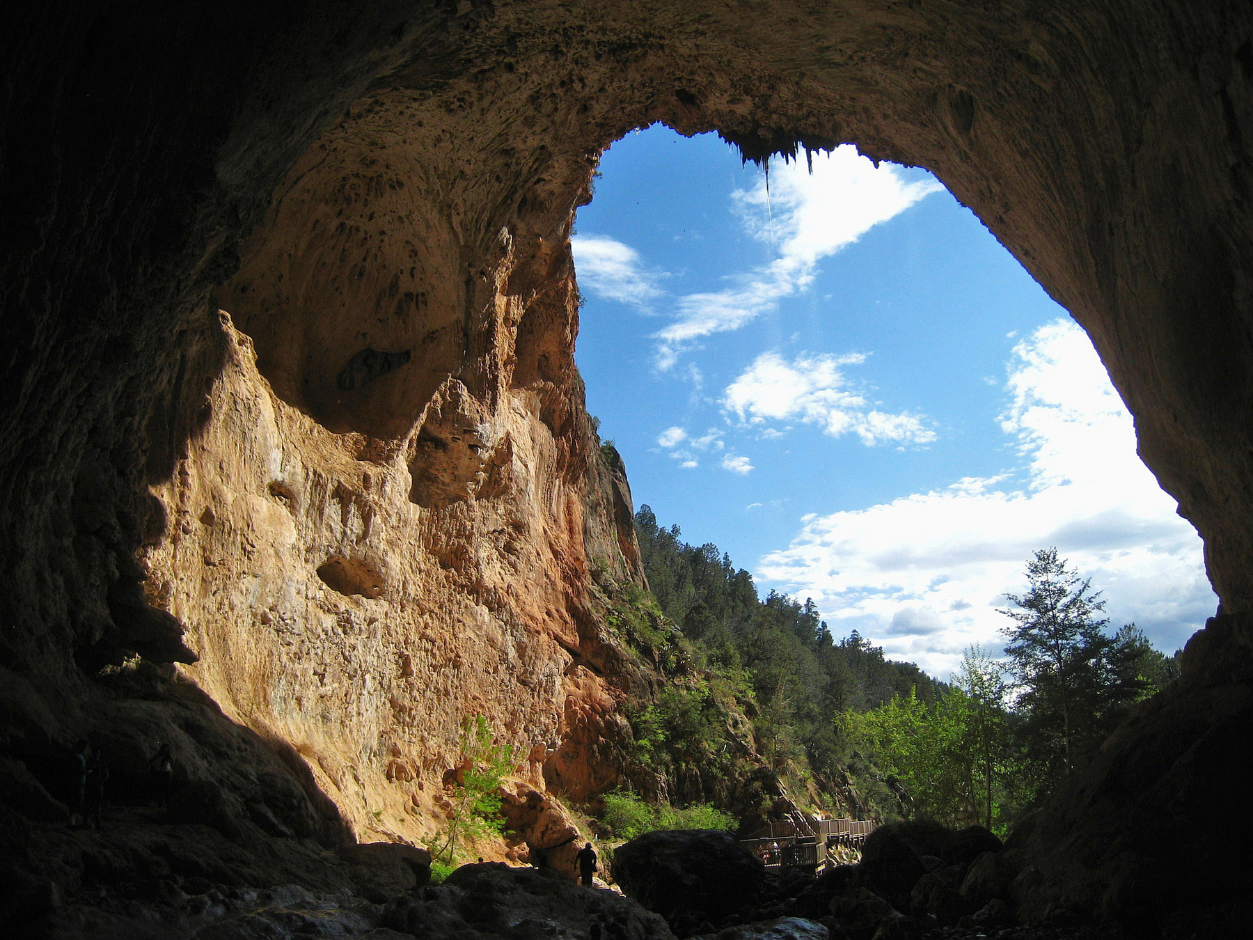 Огромная пещера Tonto Natural Bridge. Америка озеро природа скалы