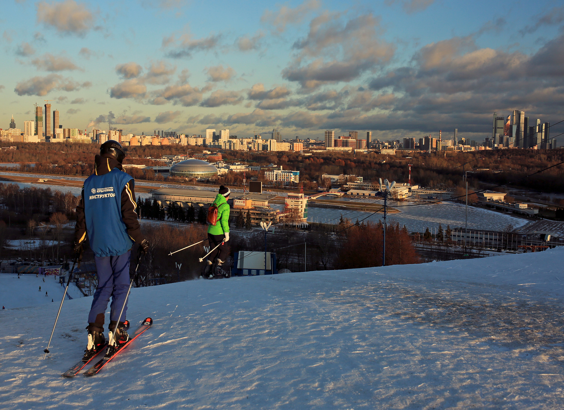 Снега нету, но лыжный сезон открыт Москва Крылатские холмы