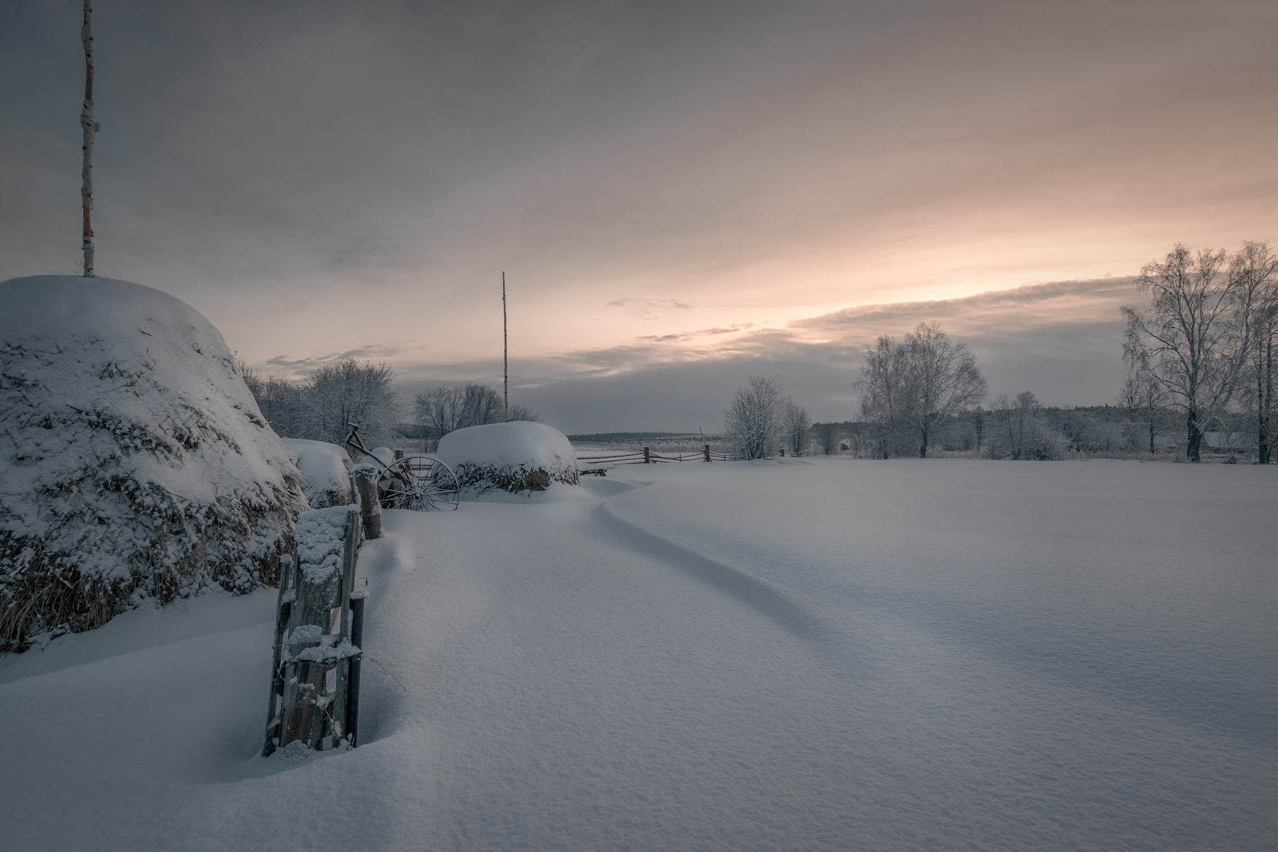 Сено под снегом зима сылва деревня сено стог утро холод мороз снег пейзаж забор урал пермь