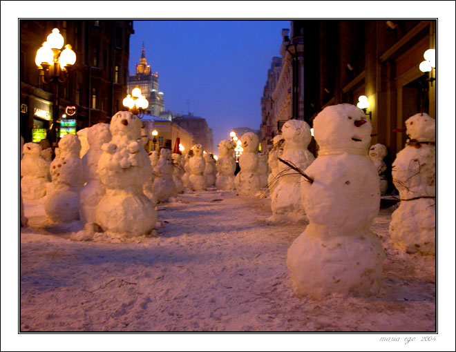 Нашествие снеговиков на Москву. снеговики много москва вечер прогулка