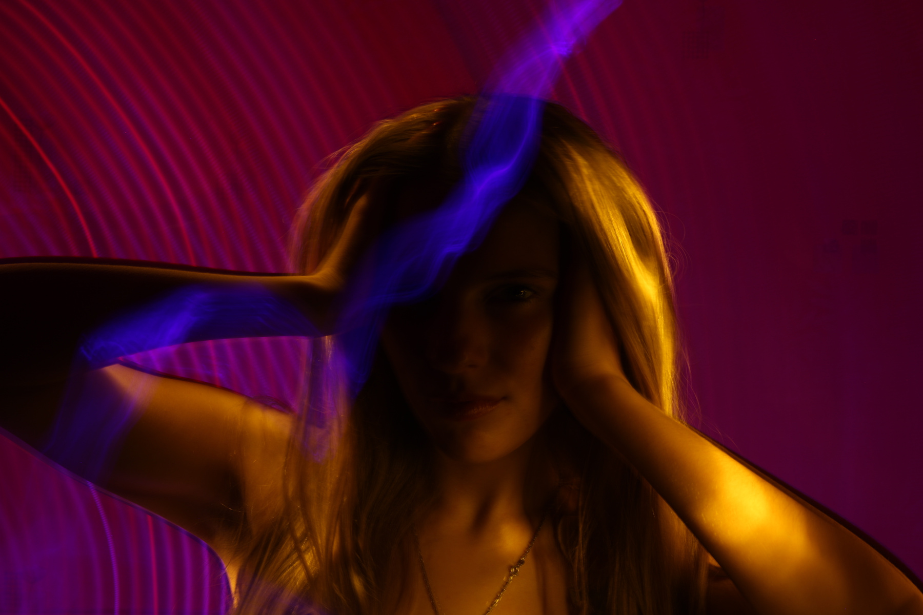 Задумчивость необычно оригинально фантазия эзотерика портрет яркость разноцветные голубой фиолетовый золотой физика явления волны светодиоды