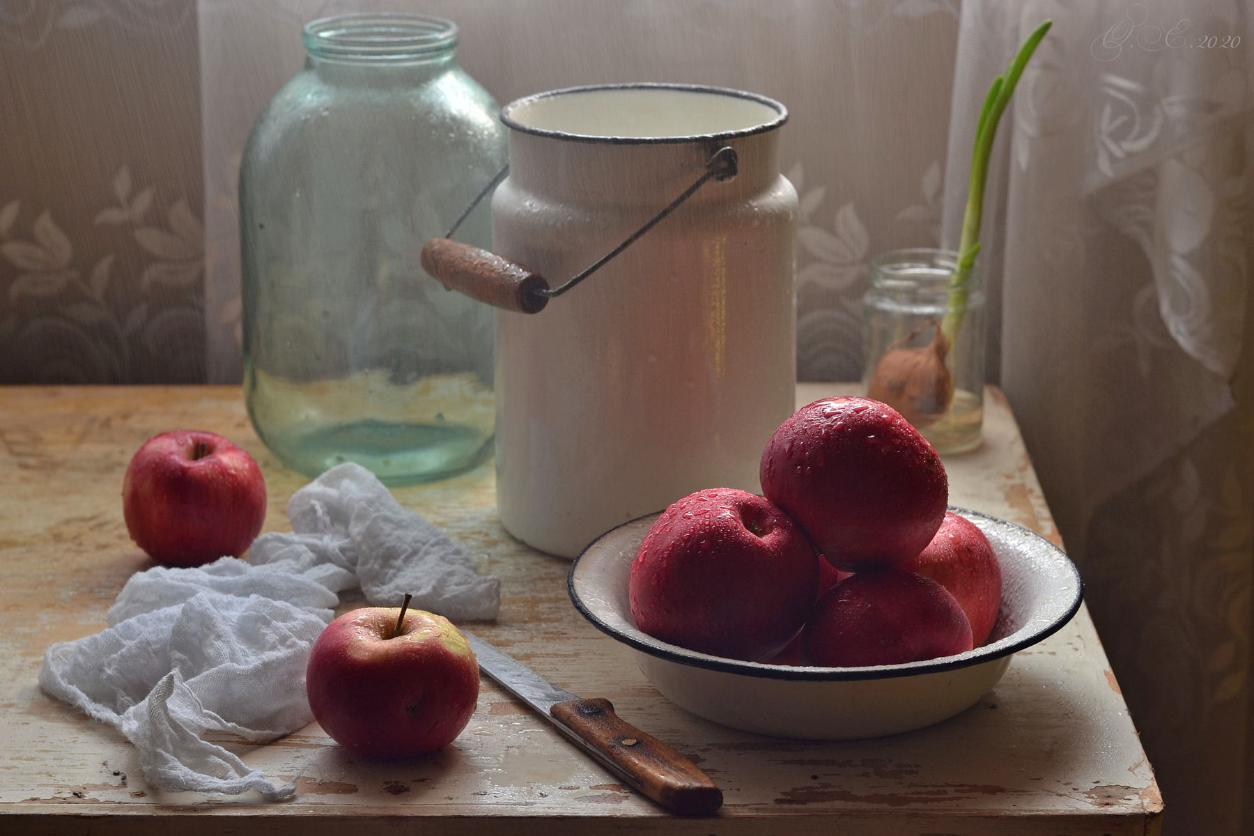 Дождливый натюрморт с яблоками. Яблоки бидон банка лук