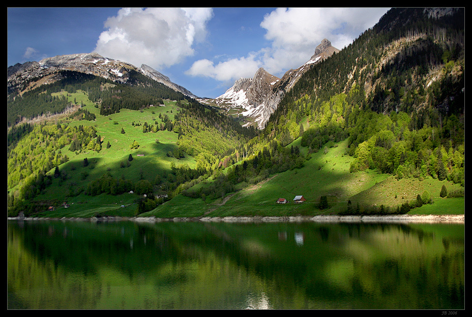 Рельефы альпийских лугов озеро отражения горы Швейцария