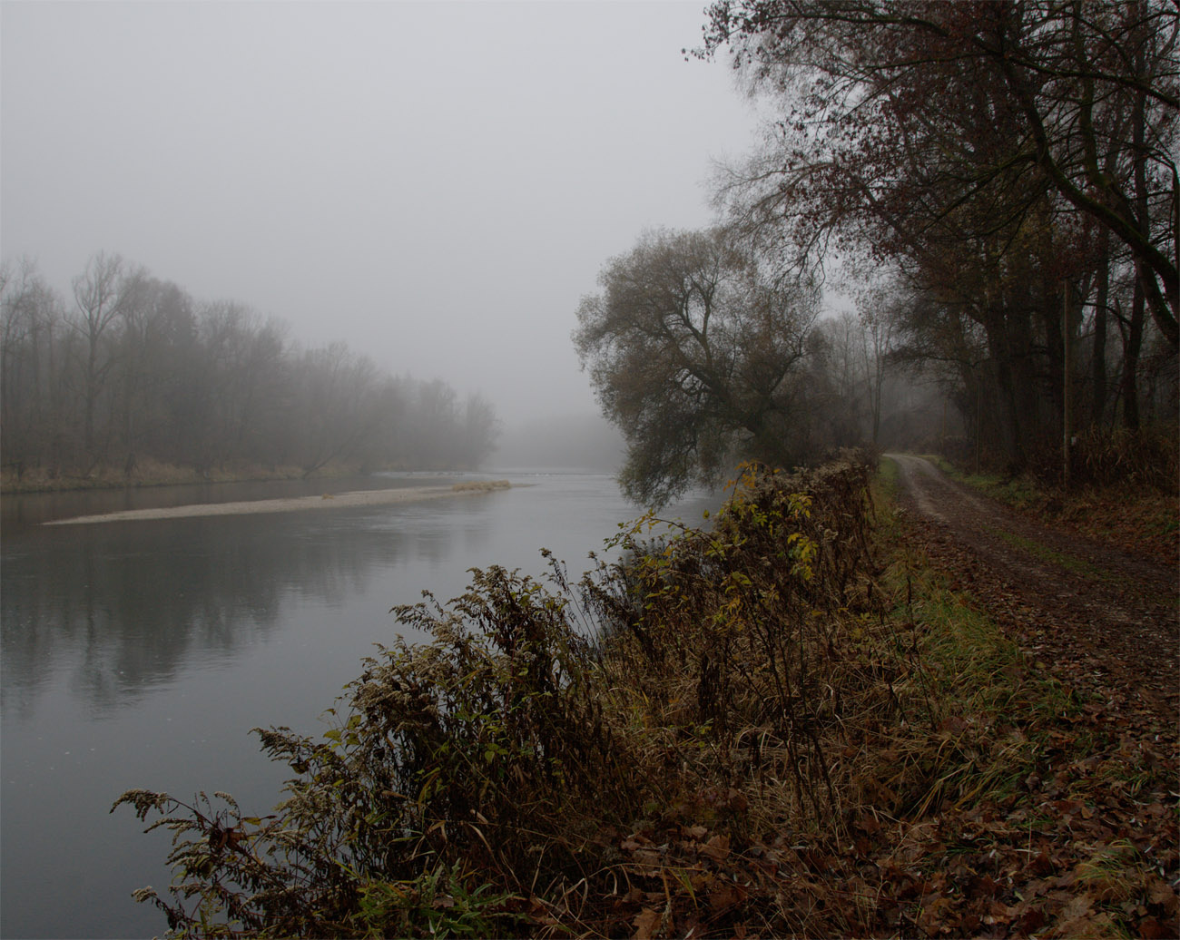 Туманным утром на реке 