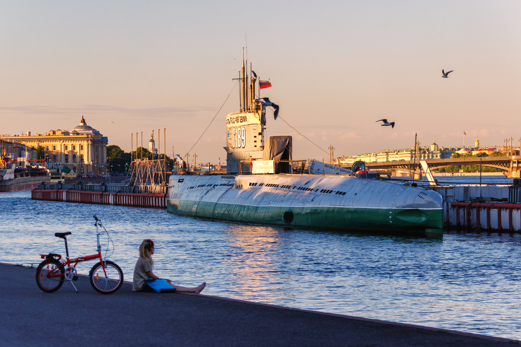 Лето, велосипед и подводная лодка Санкт-Петербург вечер река подводная лодка девушка велосипед