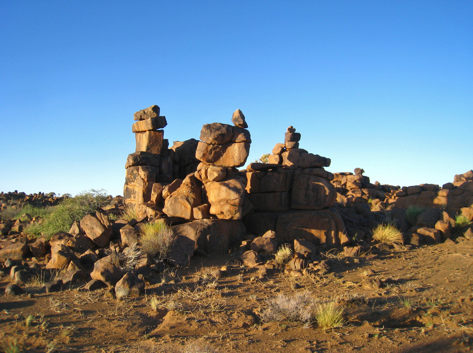 Giant's Playground - это место называется именно так. Намибия дерево пейзаж озеро природа скалы