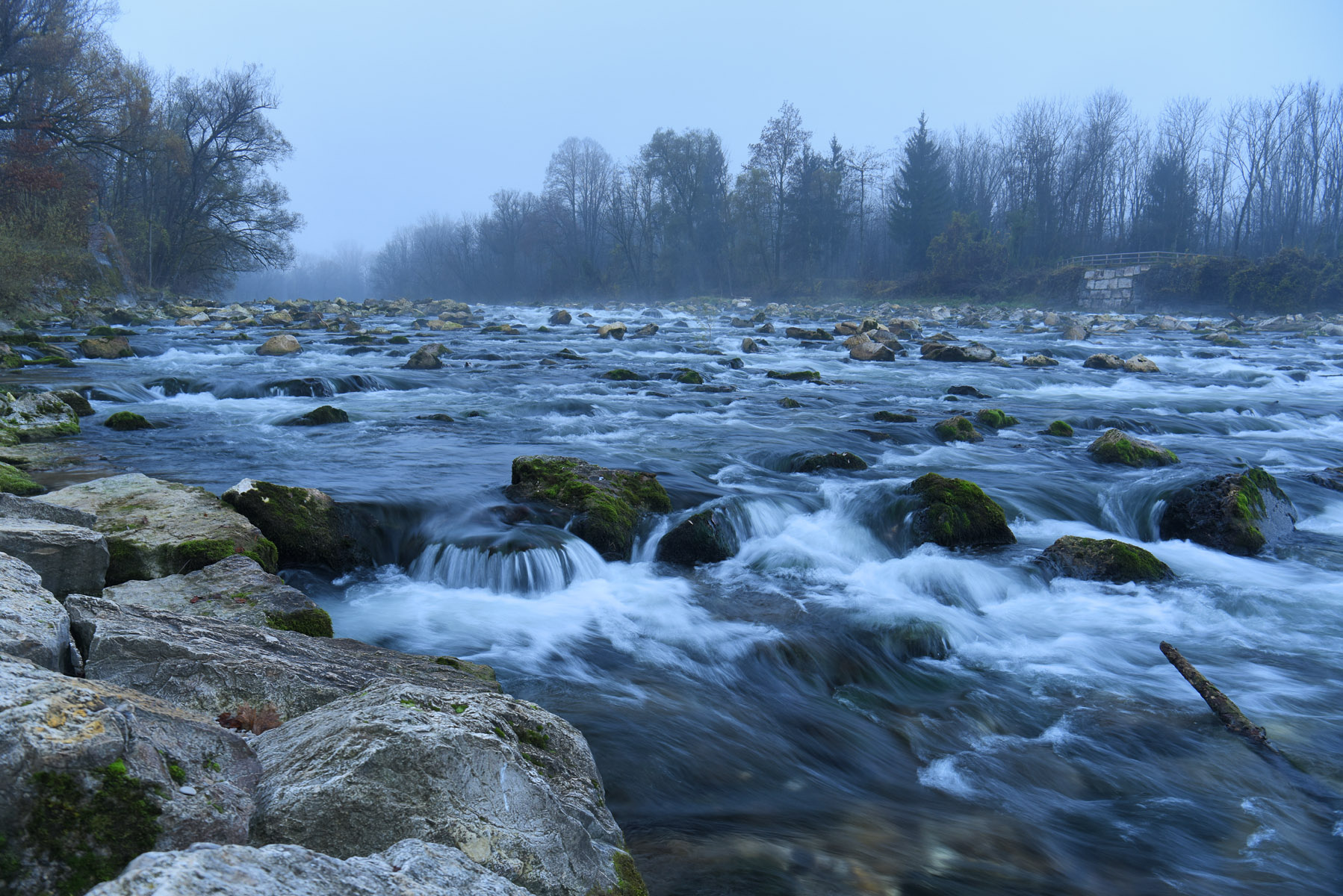 Туманным утром на реке Туман река перекат