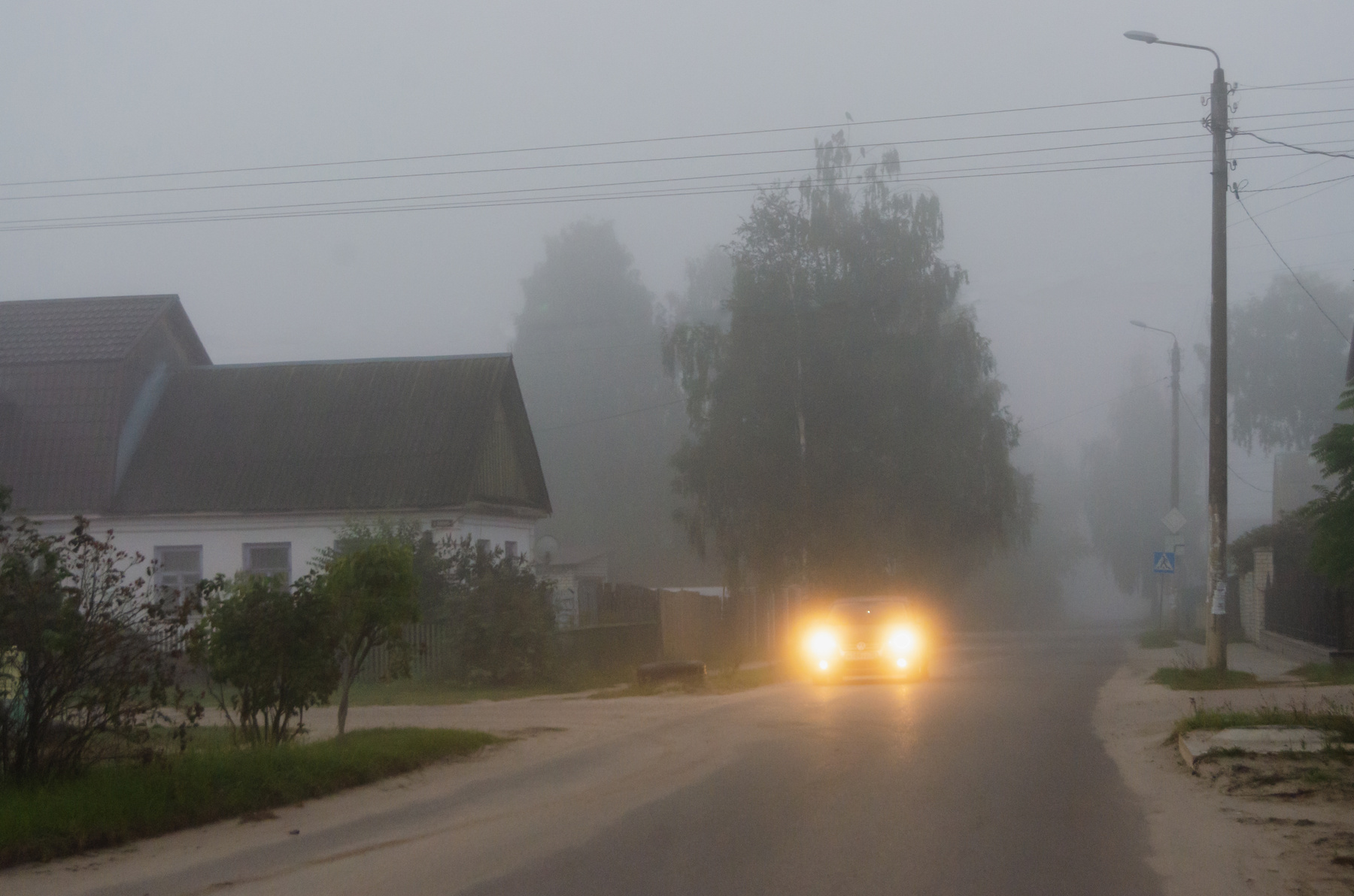 В тумане дорога машина туман утро дома