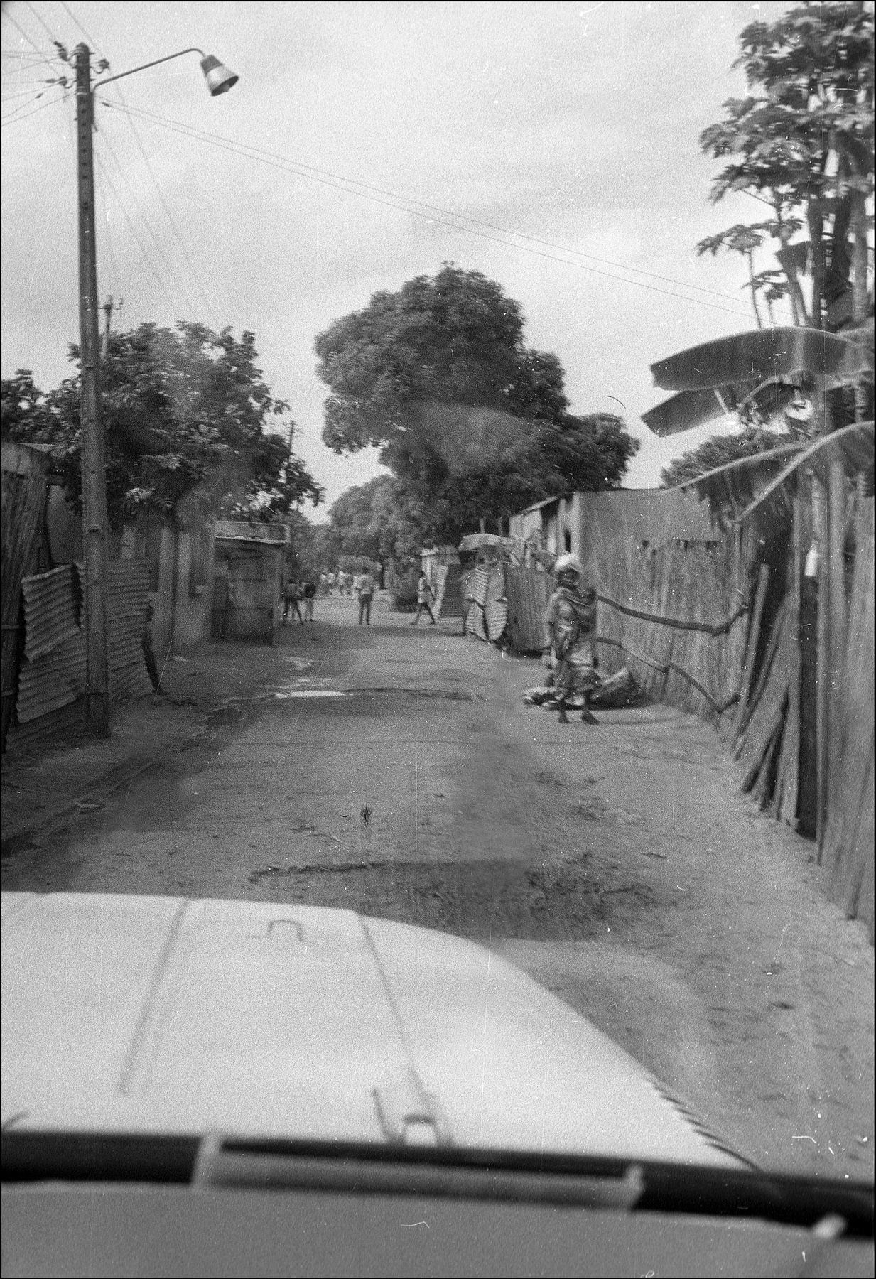 по улице африканской деревни 