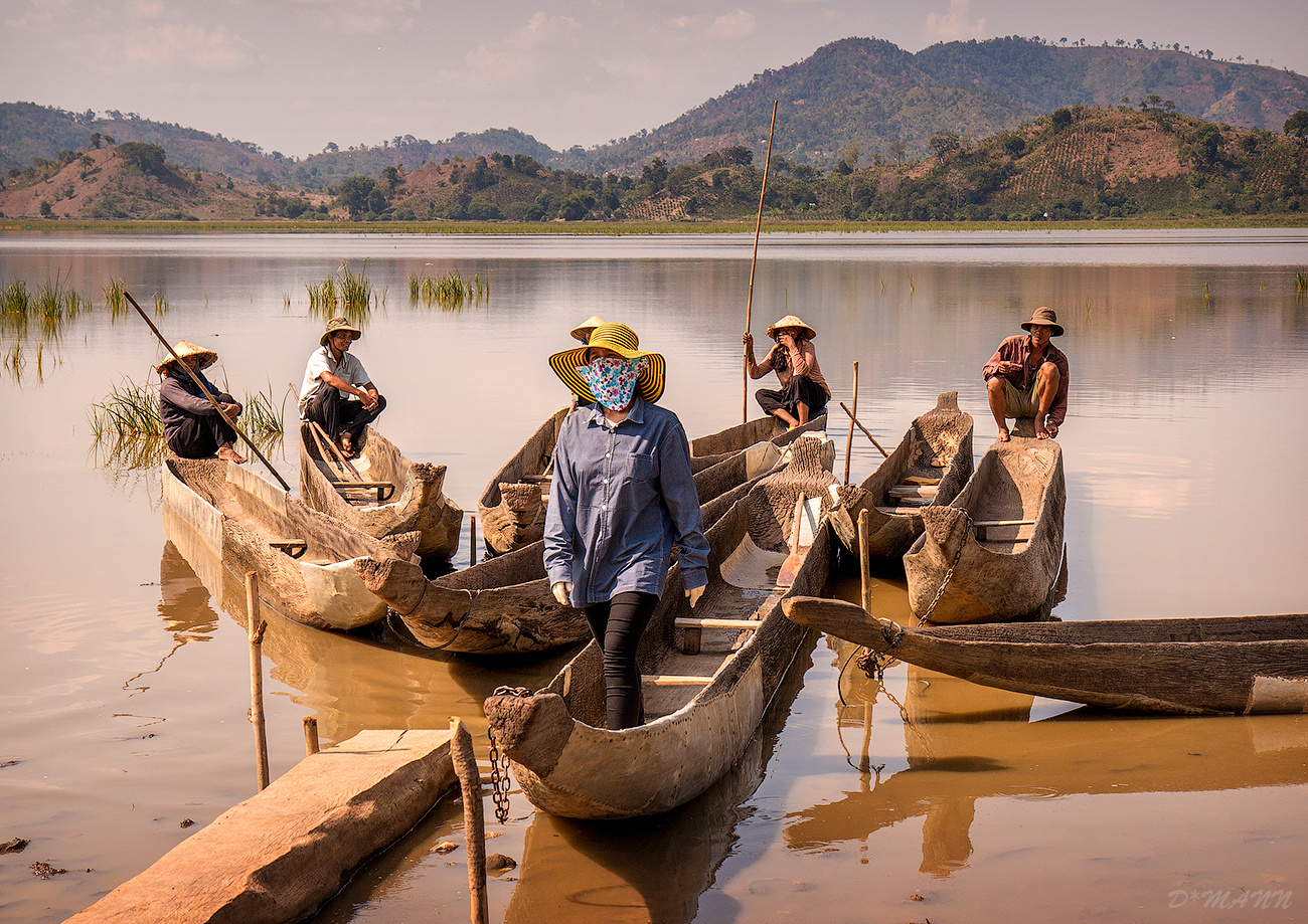 В гостях у мнонгов Вьетнам Даклак озеро лодки мнонги племя