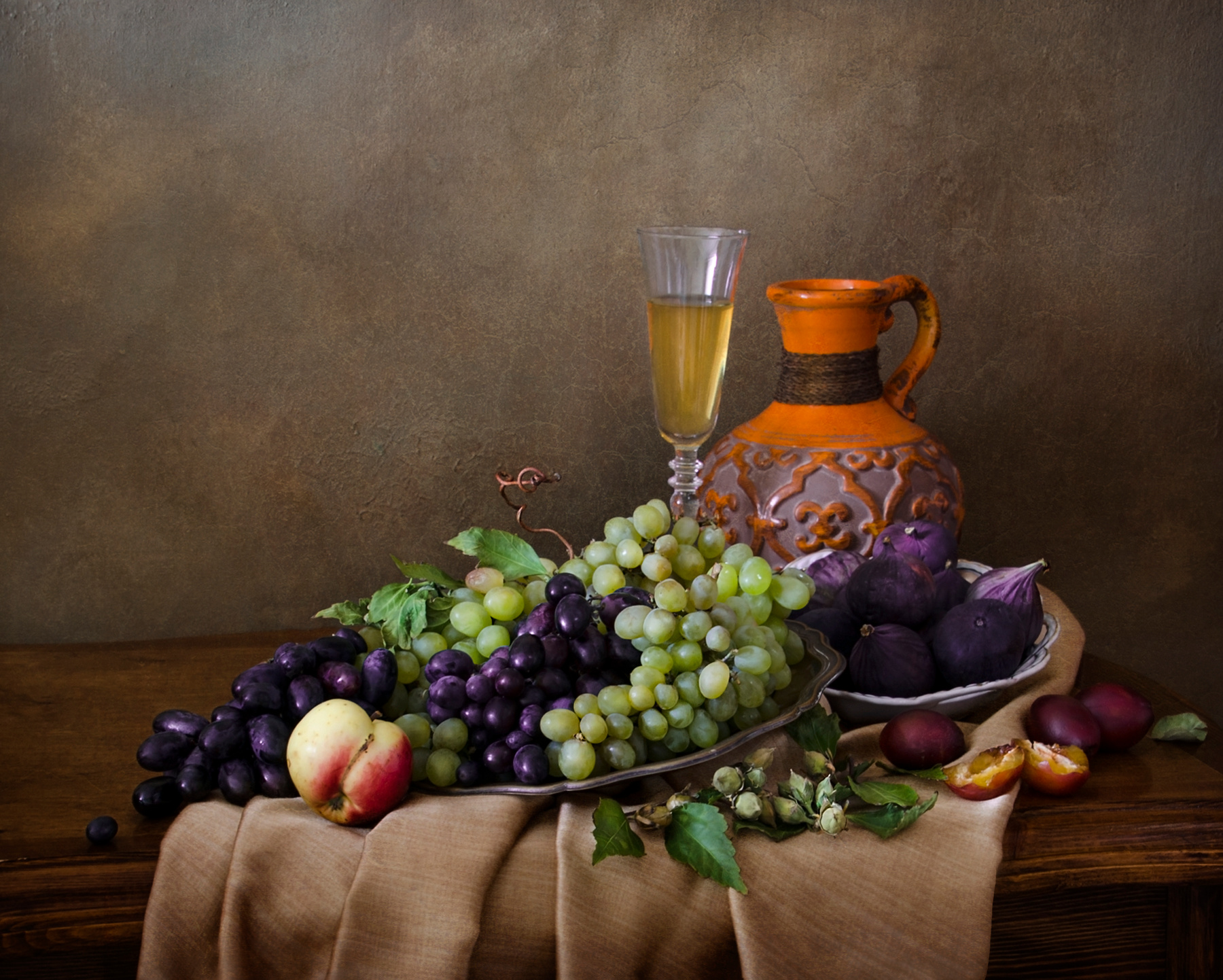 Классика. виноград инжир бокал кувшин ткань стол натюрморт в голландском стиле
