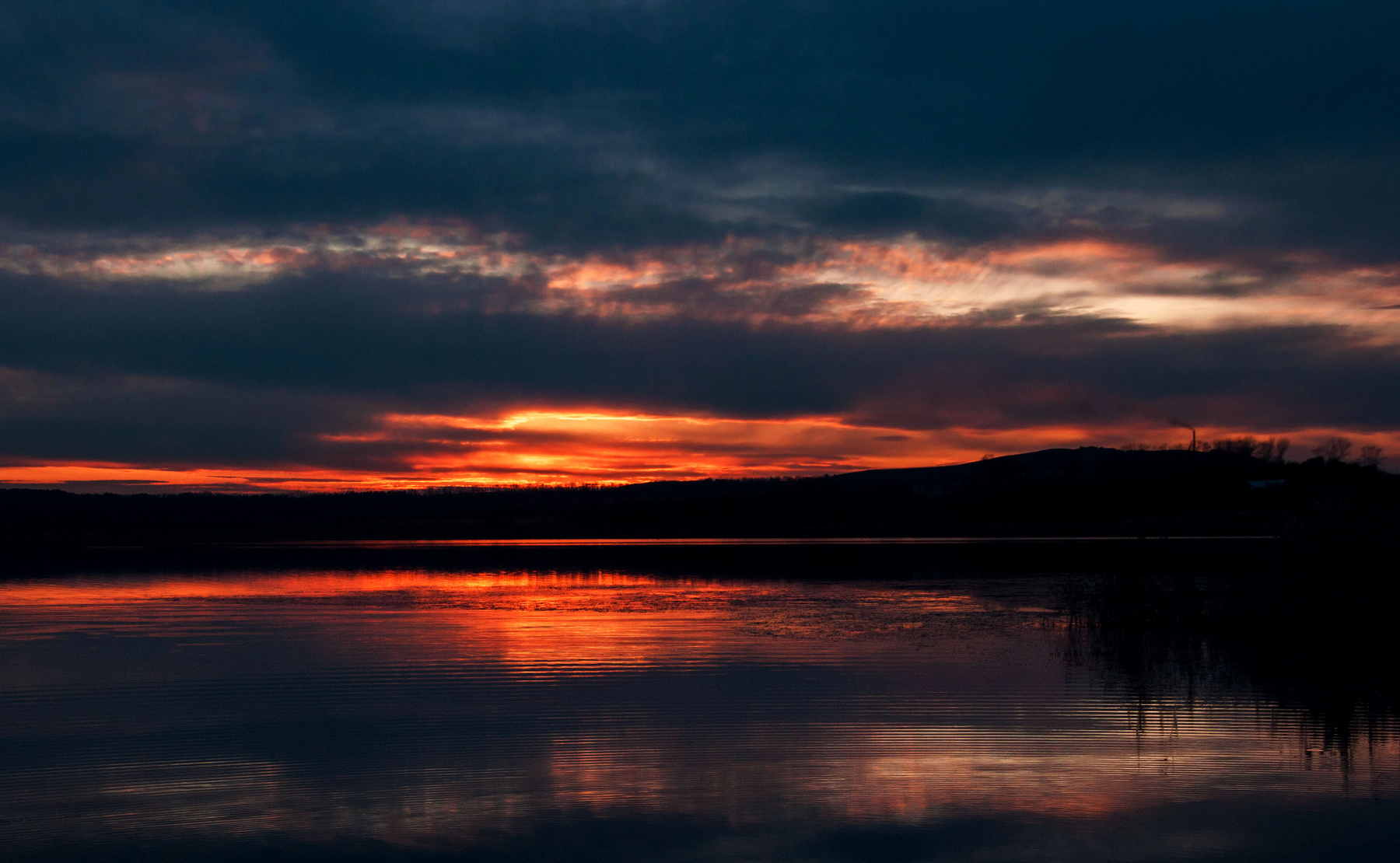 Закат, гуляющий по озеру закат красиво ночь