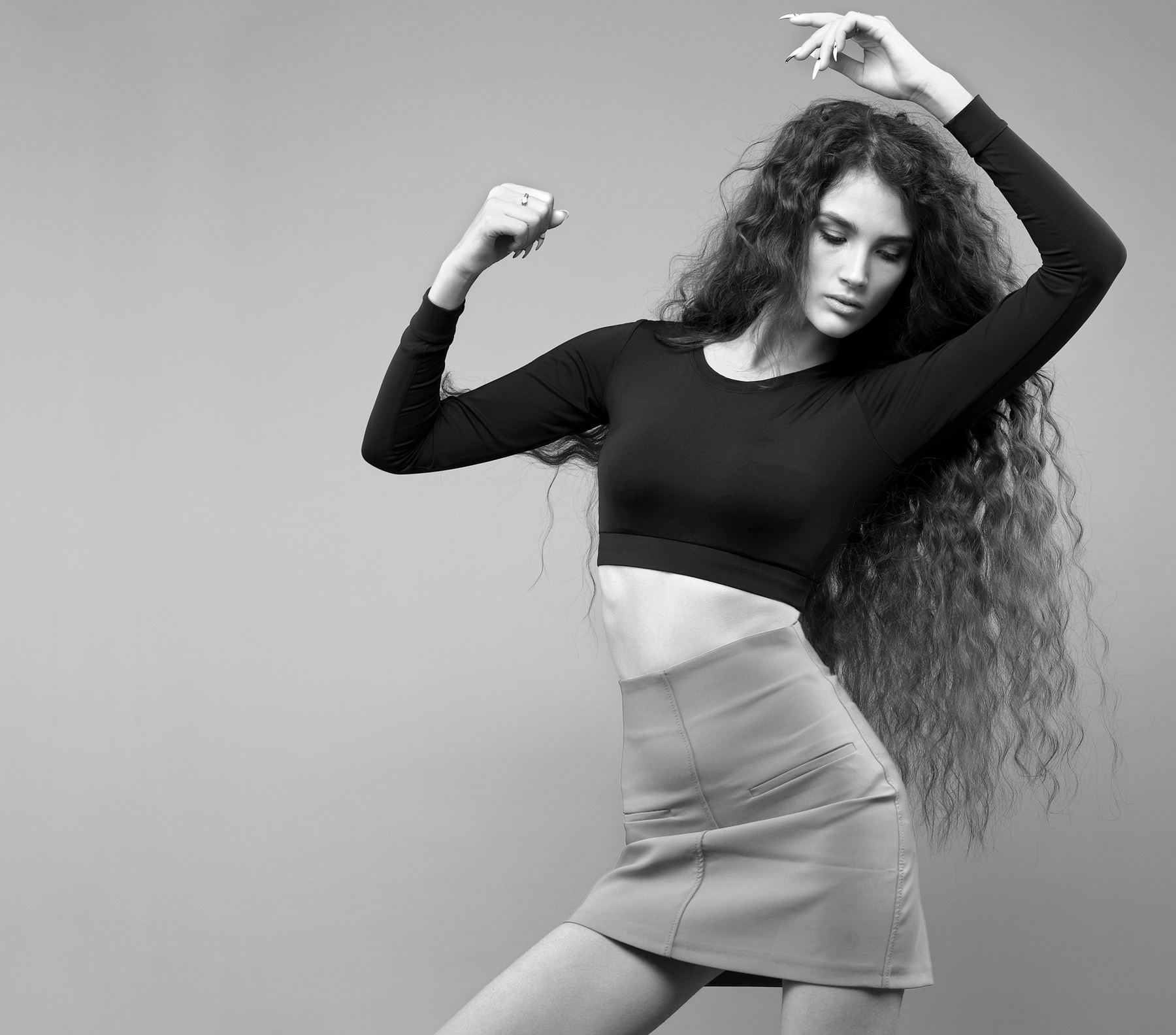 Черно-белый танец... Девушка женщина модель молодость танец движение черно-белое фото грация нежность