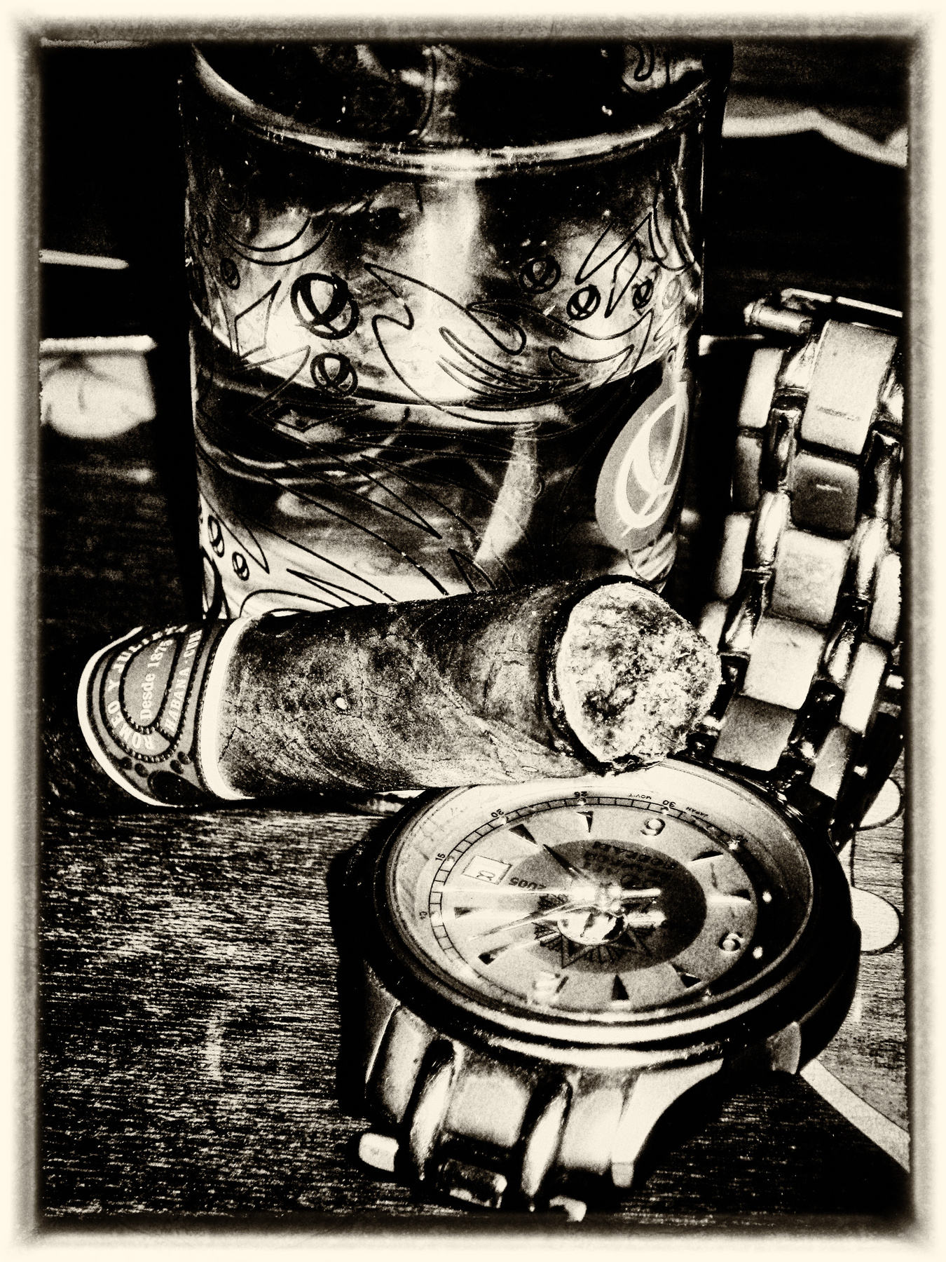 Рюмка водки, сигара и часы водка сигара часы