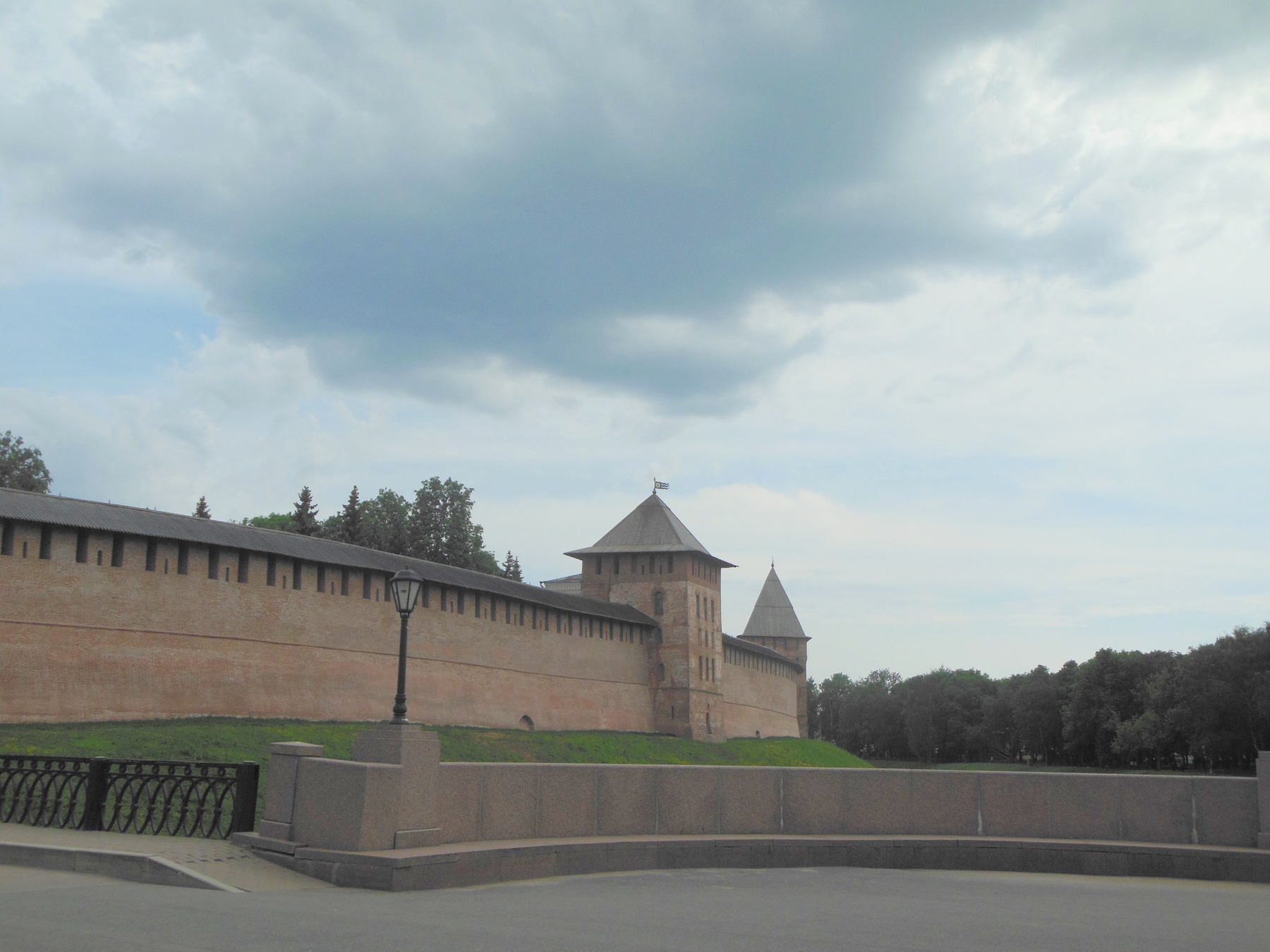 Вид на Новгородский Кремль с Софийской стороны. 