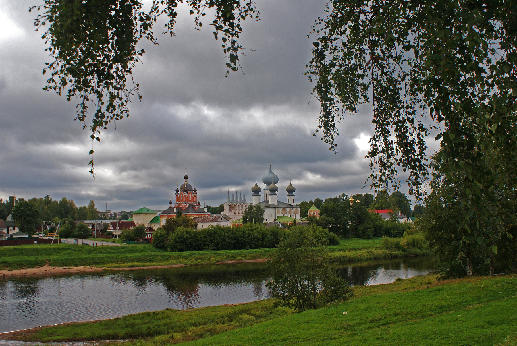 Тихвинский Богородичный Успенский монастырь 9 сентября 2017 колокольня монастырь осень река тихвинка тихвин церковь