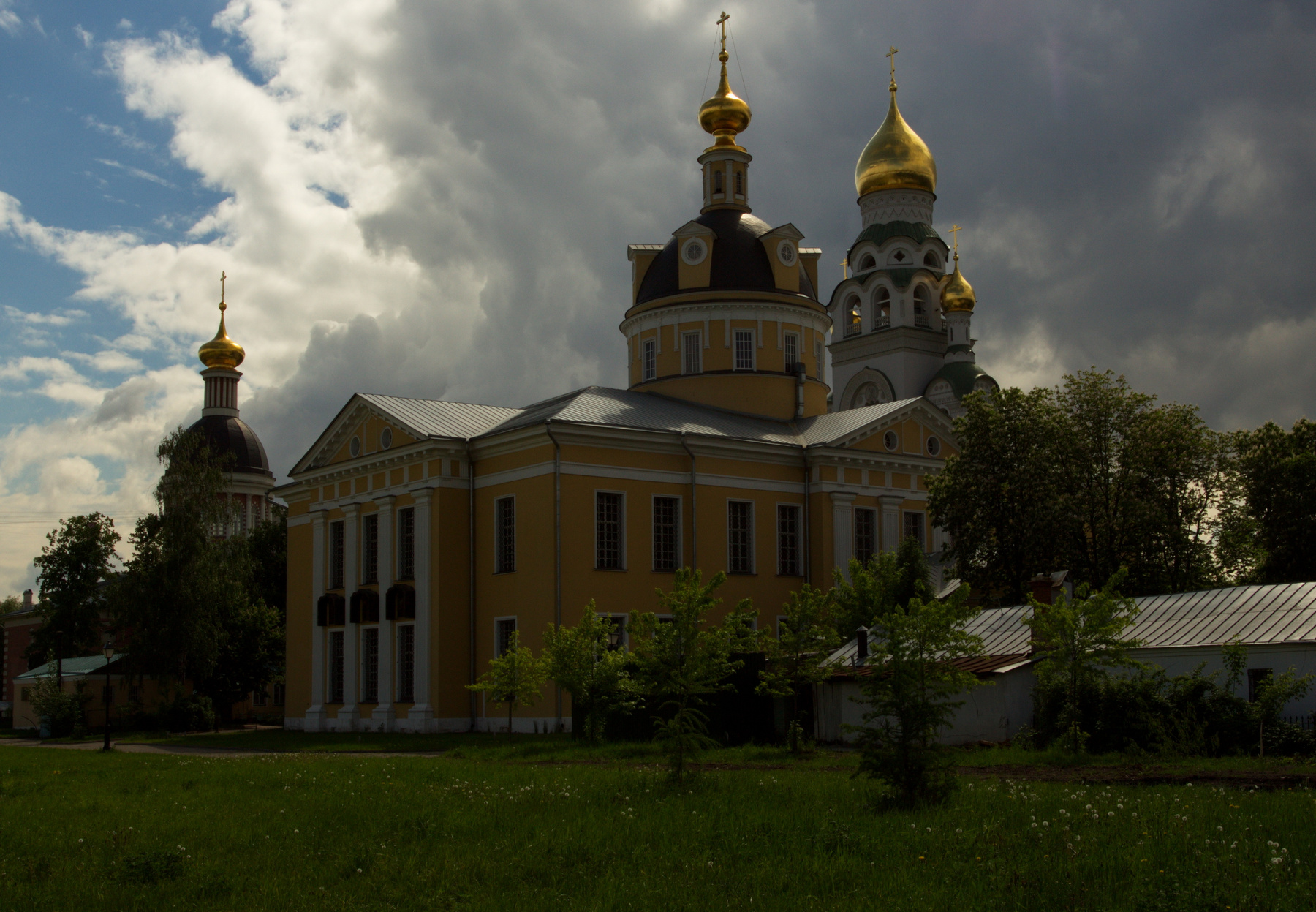 ***В Рогожской слободе рогожская слобода старообрядцы колокольня покровский храм вознесенский москва весна май перед дождем