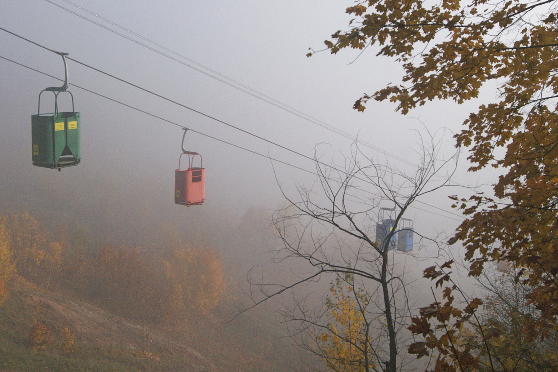 Осенняя карусель осень туман канатная дорога фуникулёр подъемник