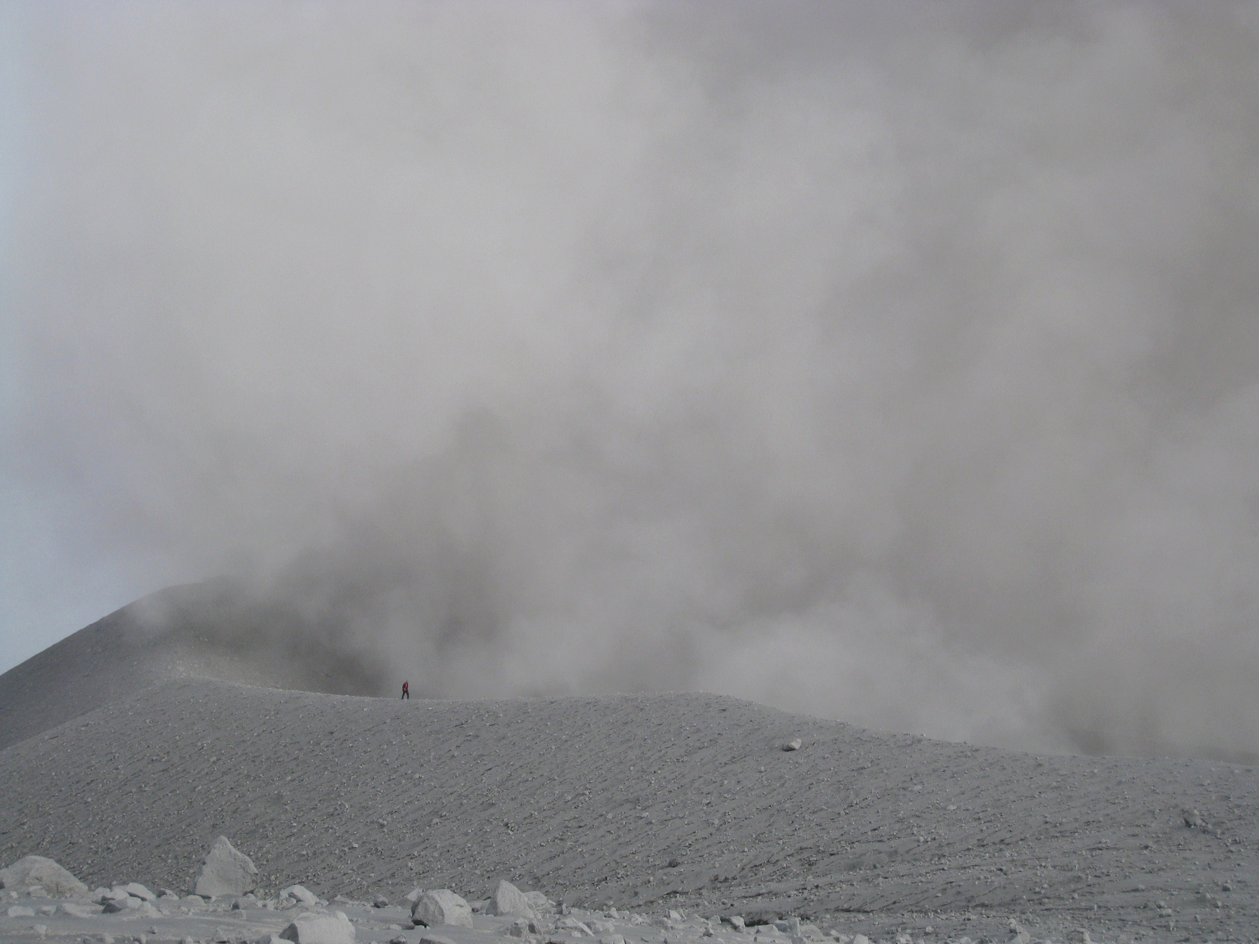 Человек на кромке кратера вулкана Семеру, для масштаба. Индонезия вулкан кратер горы скалы