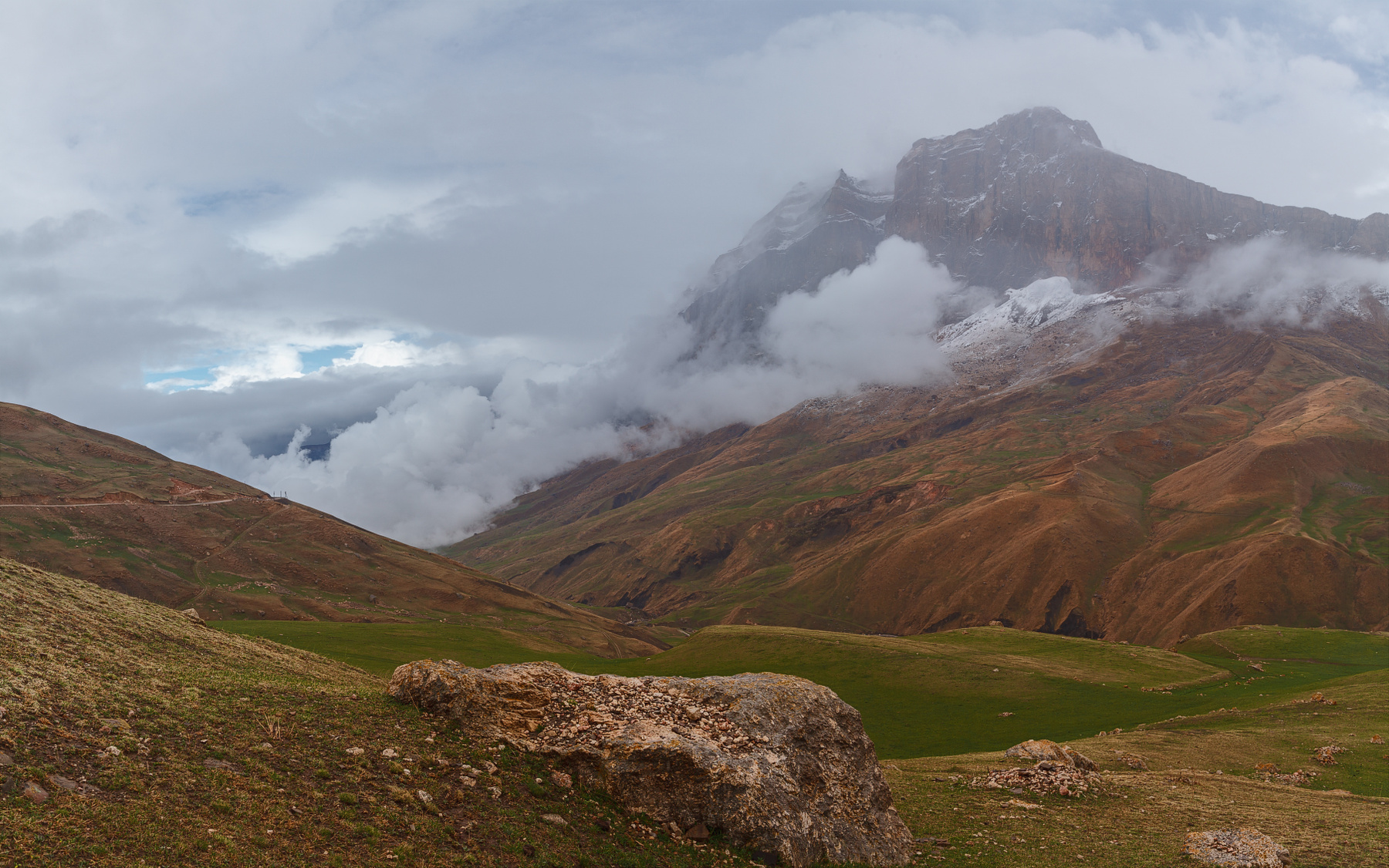 Гора Яридаг в Дагестане в тумане Дагестан Куруш Яридаг горы туман