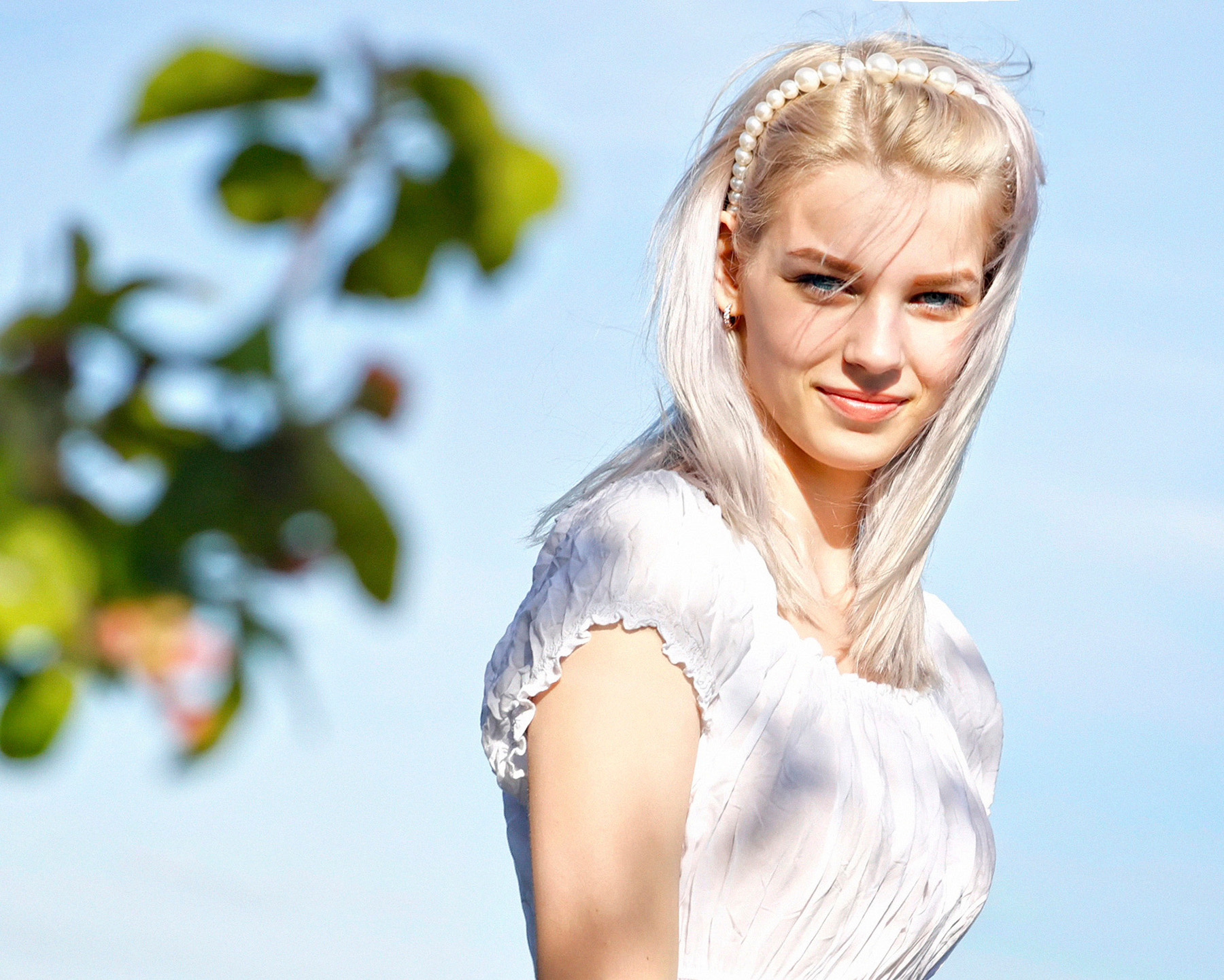 Портрет девушки в белом платье лето белое_платье