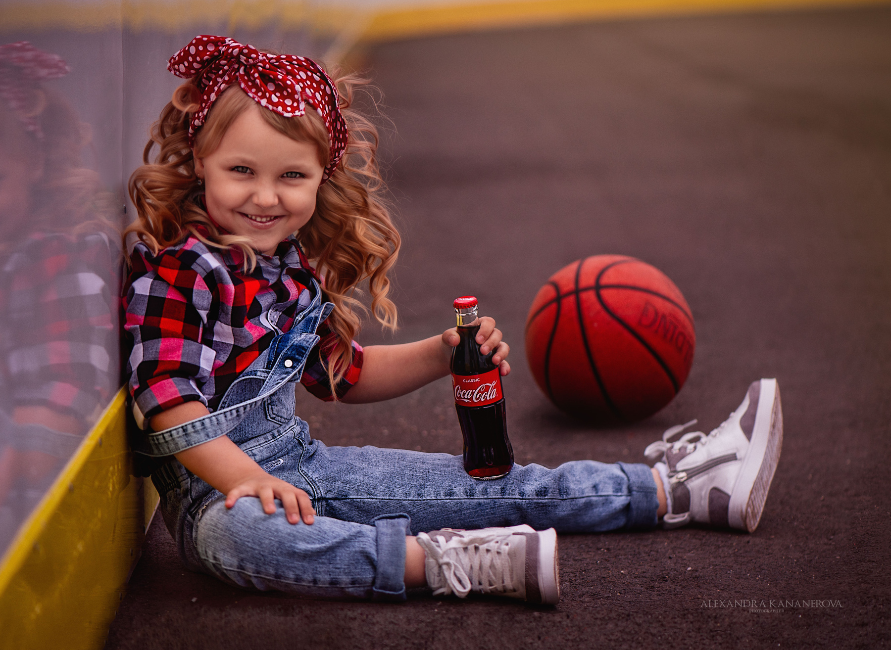 Девочка на баскетбольной площадке Девочка баскетбол мяч портрет америка pinup American
