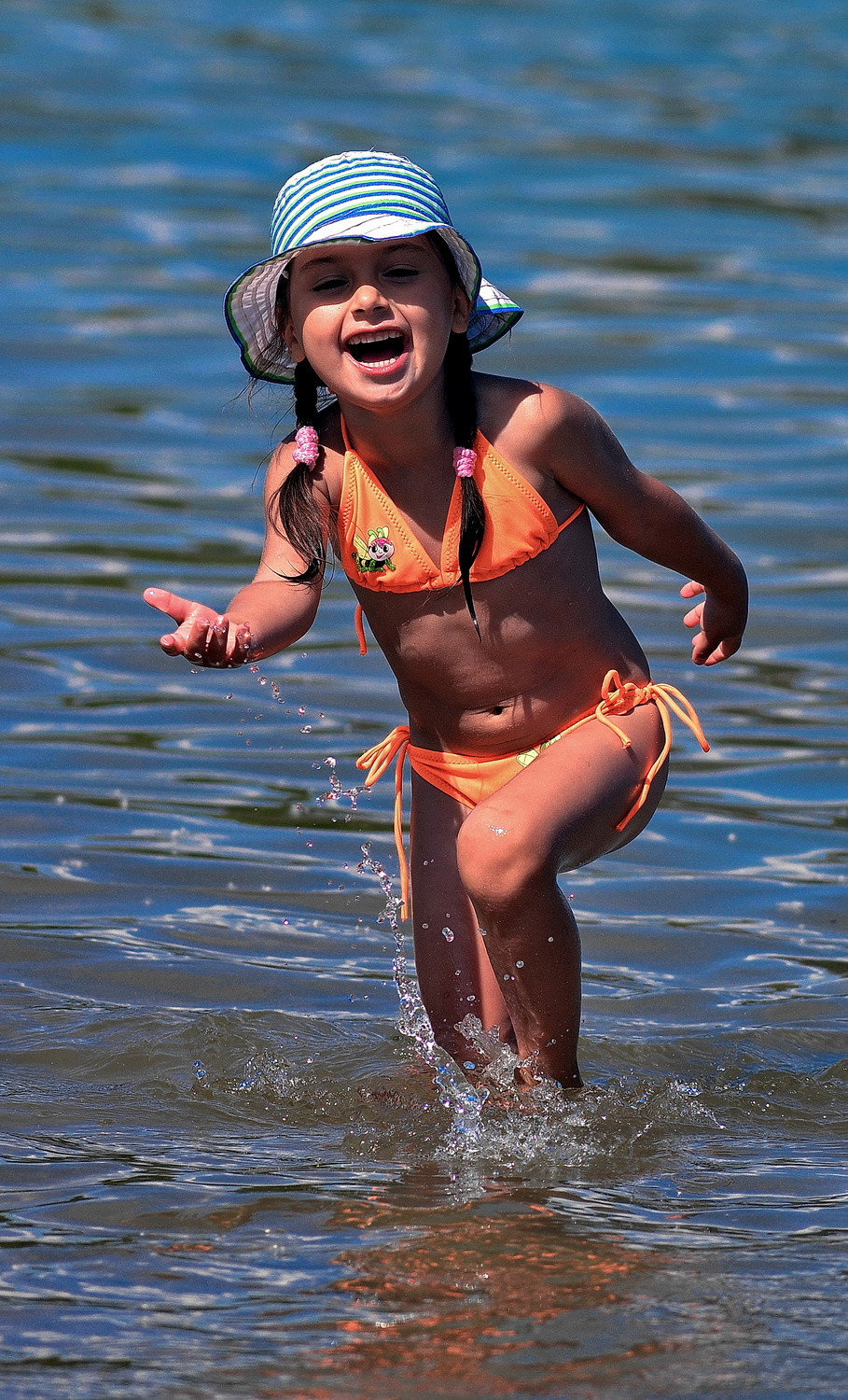 Водный танец чичигага Вода лето жара пляж девчушка