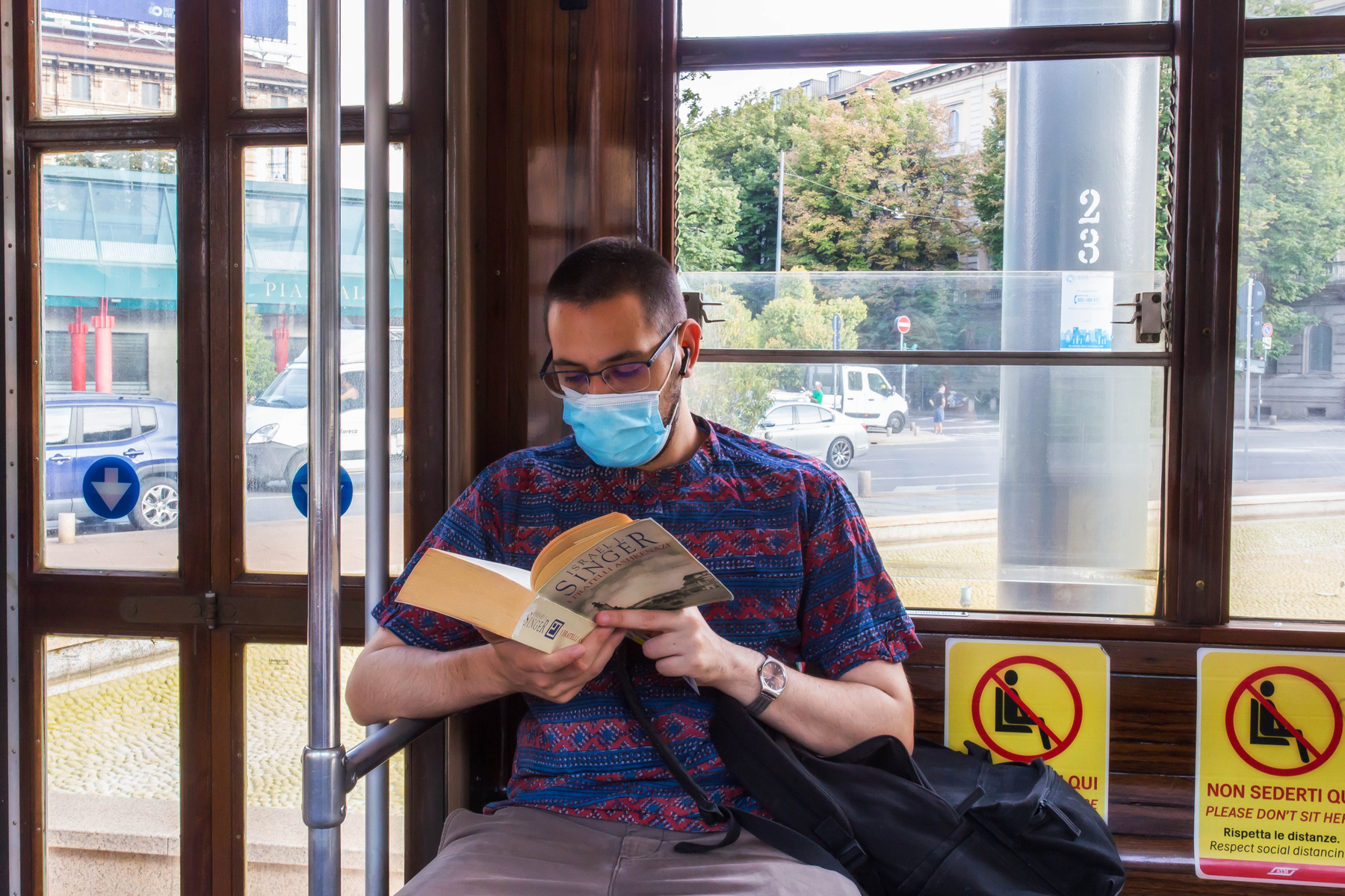 читающий стритфото читают книги уличное фото транспорт люди