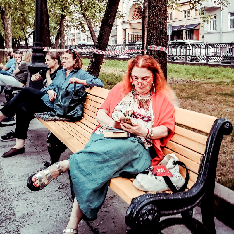 Из серии «Модный приговор» мода стиль одежда город фото стрит Россия улица Москва 2021 женщина парк красный выразительный