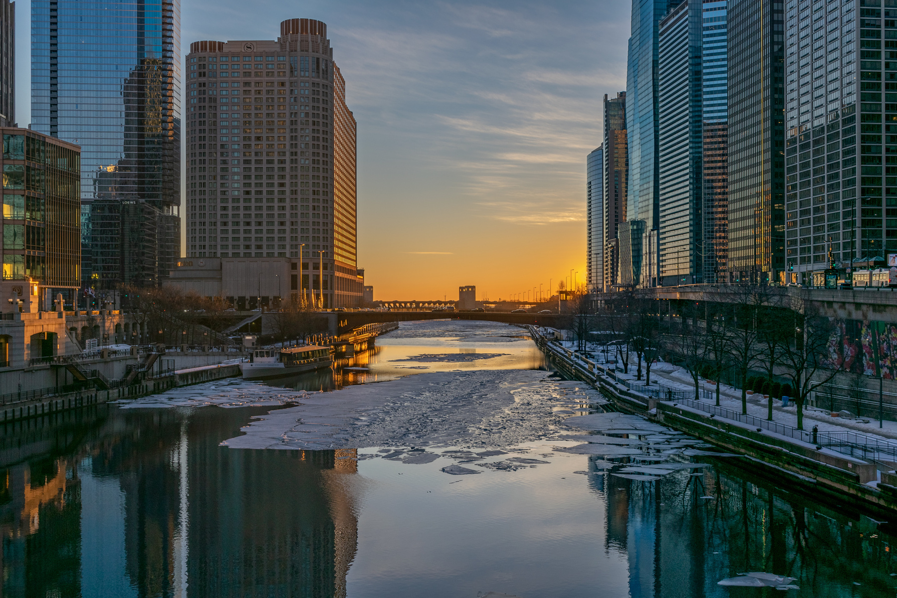 Весна в большом городе восход река лед Чикаго