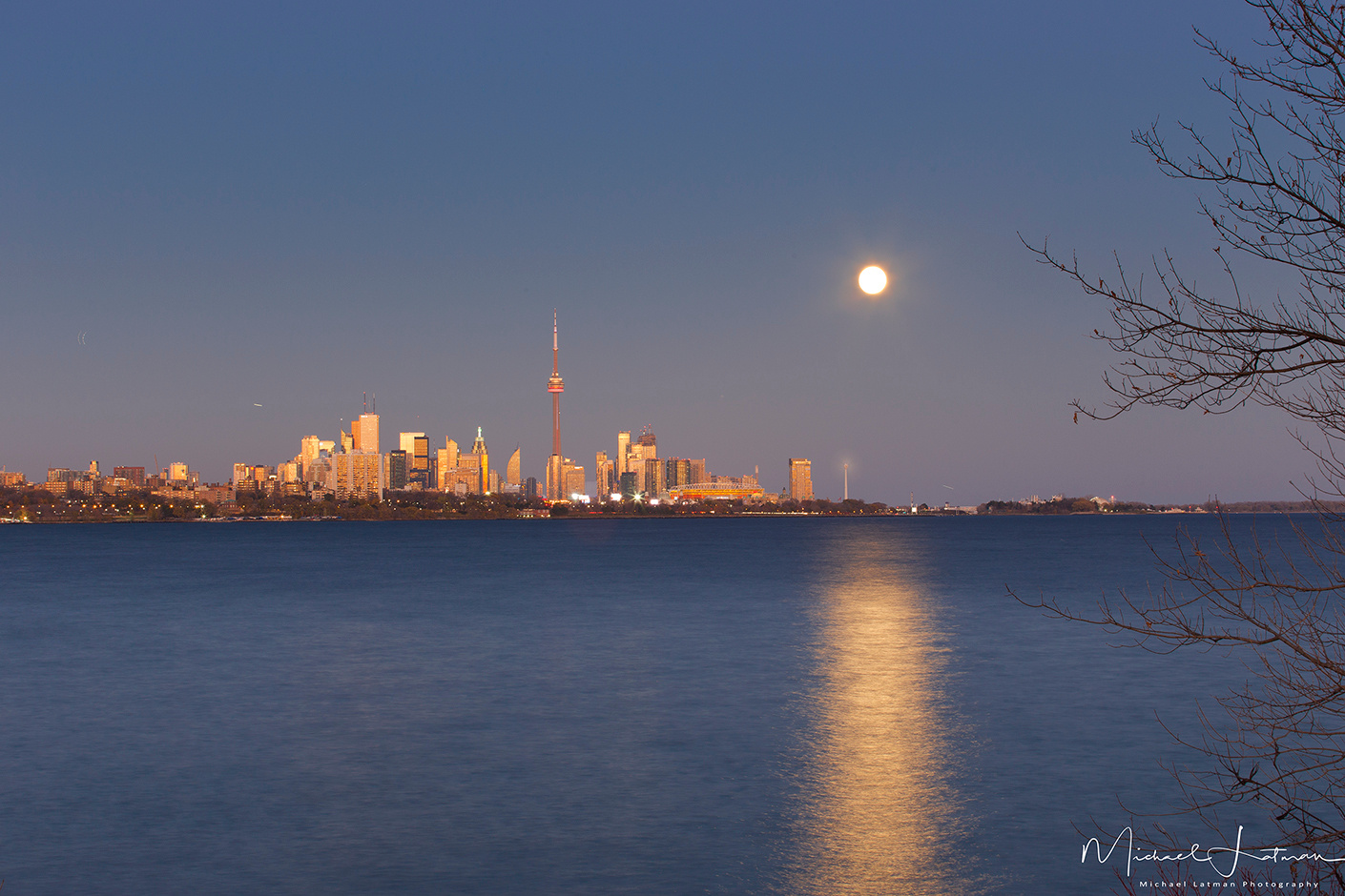 Осень полной луны... Торонто город луна.дерево осень горизонт лунная дорожка озеро
