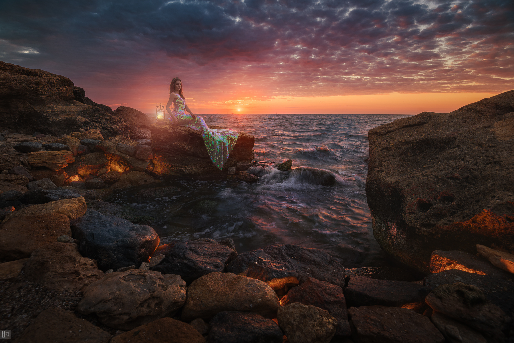 Сказка у моря Uranus235 nightphotoua fine art портрет девушка русалка платье корона фонарь пейзаж небо тучи облака солнце море волны камни берег свет