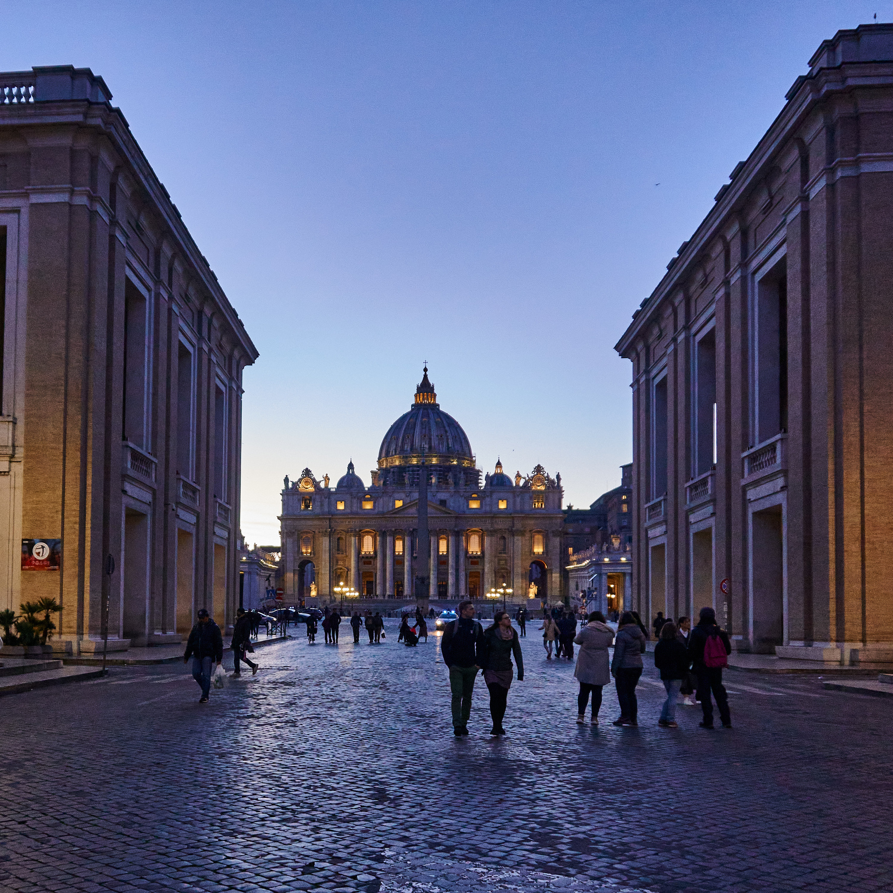 Собор Святого Петра в Ватикане Ватикан Рим собор святого Петра Ночные огни туристы