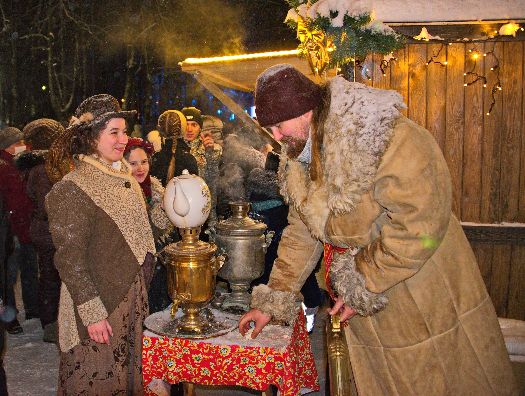 Пожалуйте барыня чайку Шуя Рождество самовары чай сахар девушка мужчина любовь зима снег заварка чайник труба самоварная руки дым красота Россия
