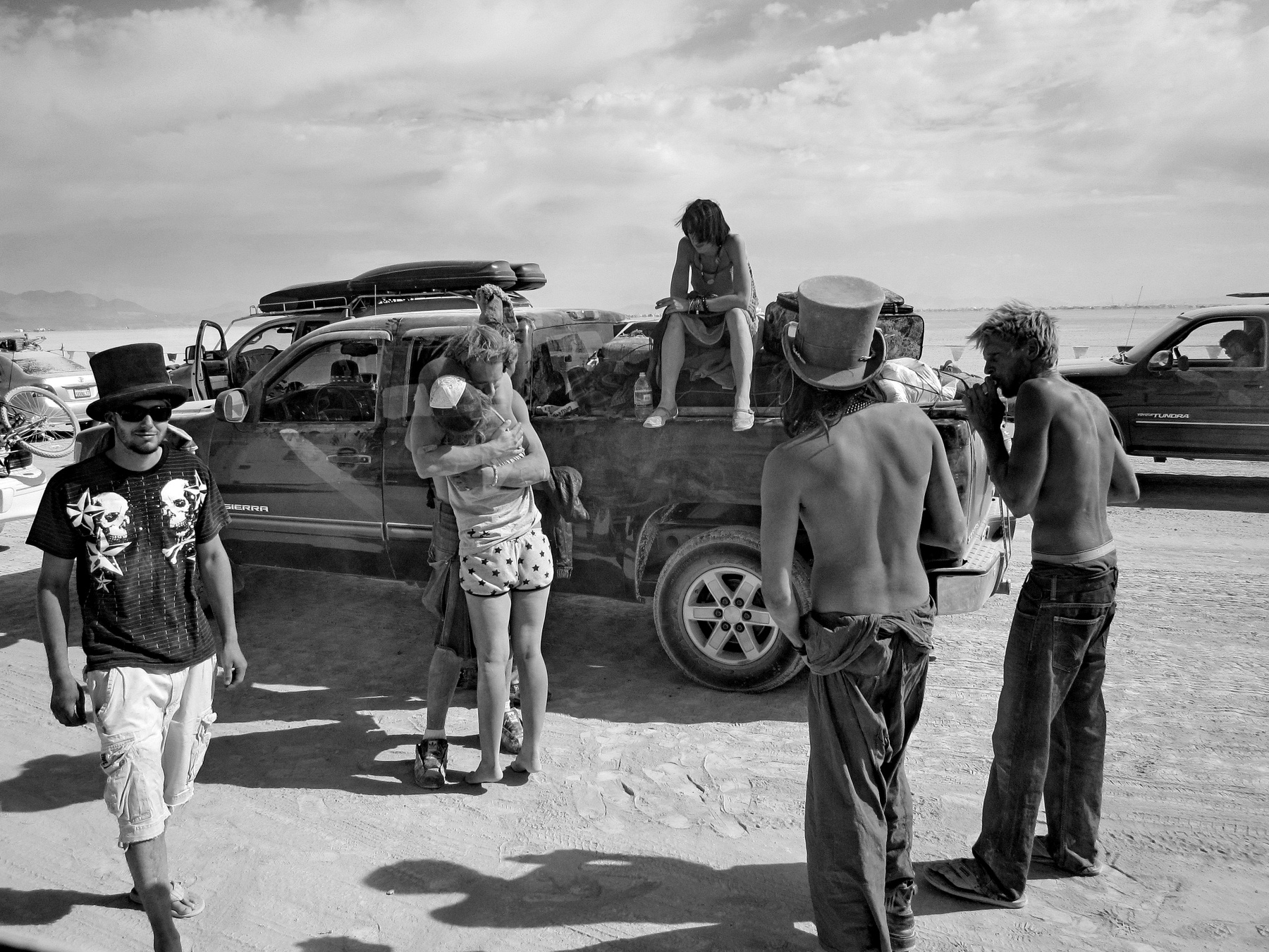 Автотусовка на Burning Man Объятия друзей Иллюзии Горящего человека