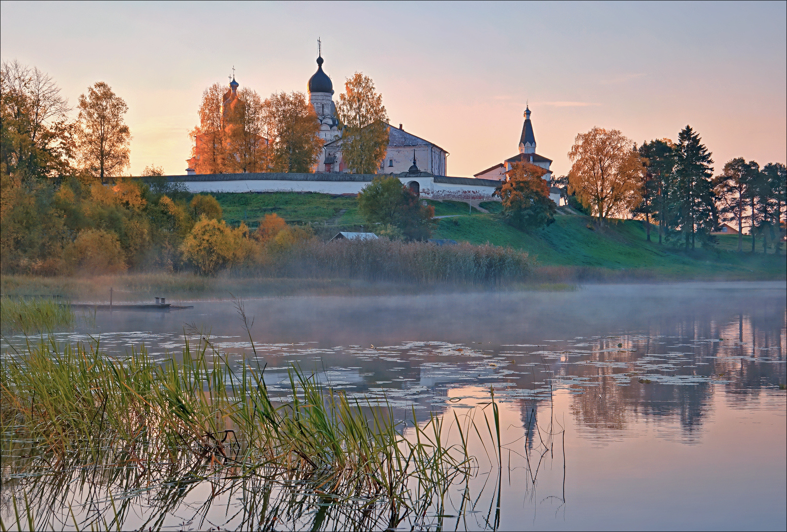 Утро Вологодская область утро монастырь Ферапонтово озеро туман осень